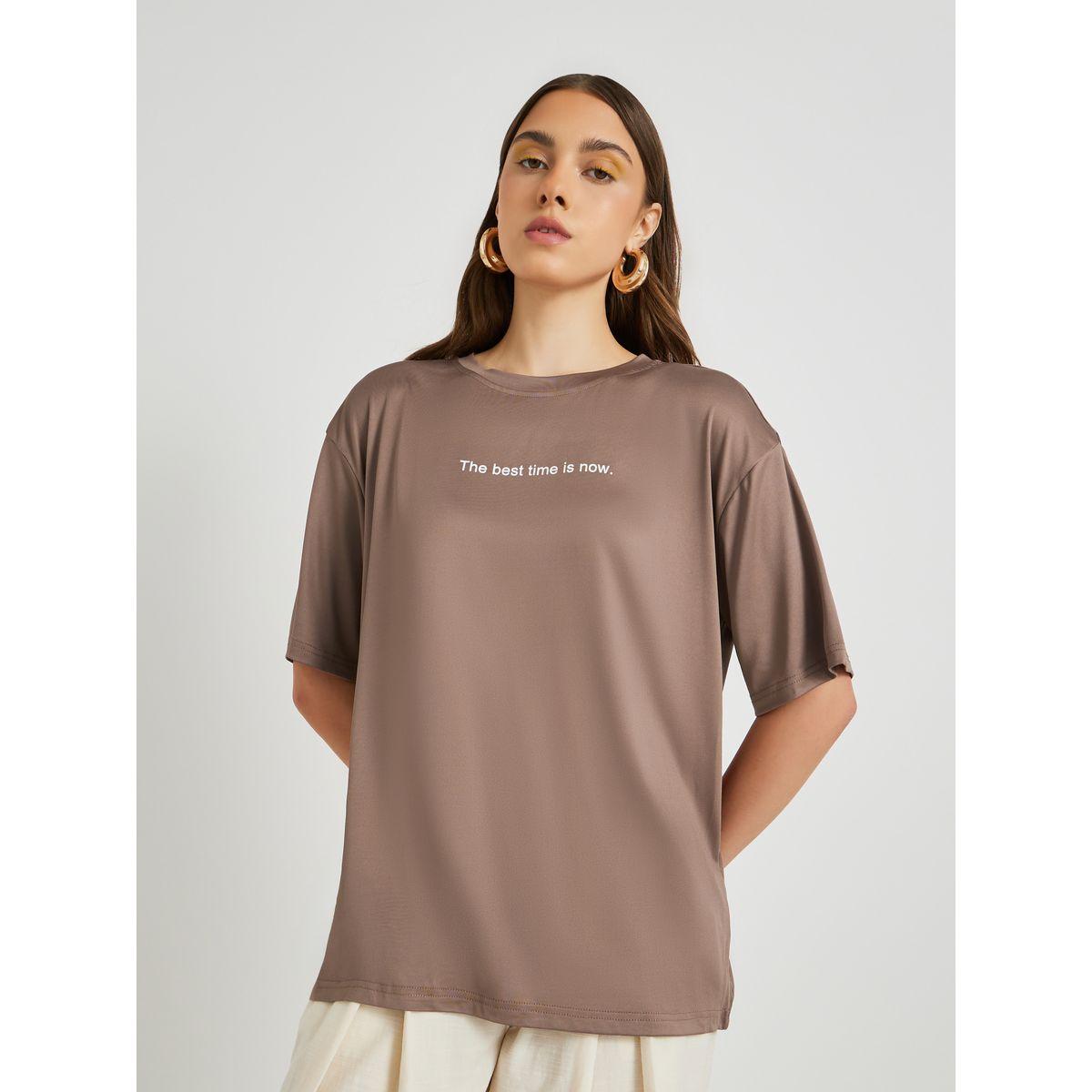 تيشيرت فضفاض بياقة دائرية وطبعة كتابة-women-clothing-tshirts-image-3