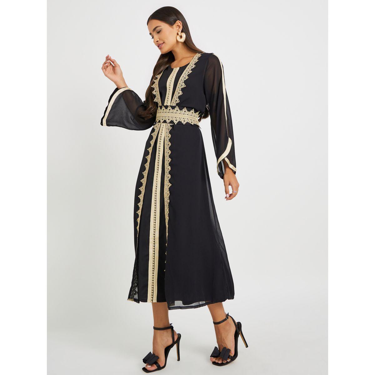 مجموعة من عباية بتفاصيل دانتيل وحزام مع فستان داخلي-women-arabicclothing-abayas-image-1