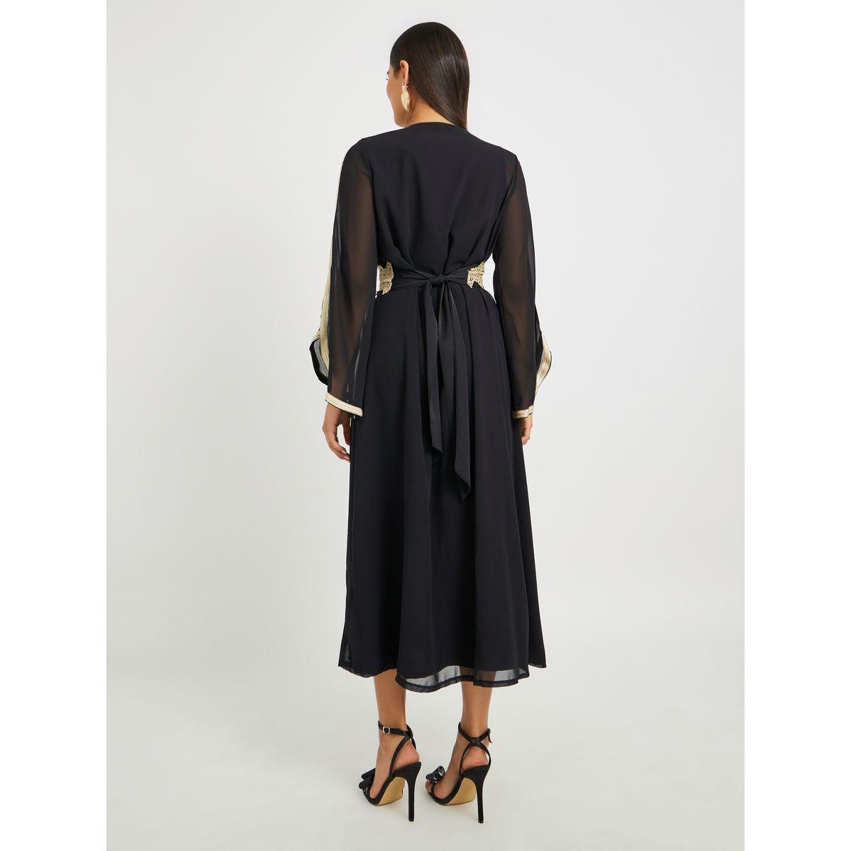 مجموعة من عباية بتفاصيل دانتيل وحزام مع فستان داخلي-women-arabicclothing-abayas-image-4