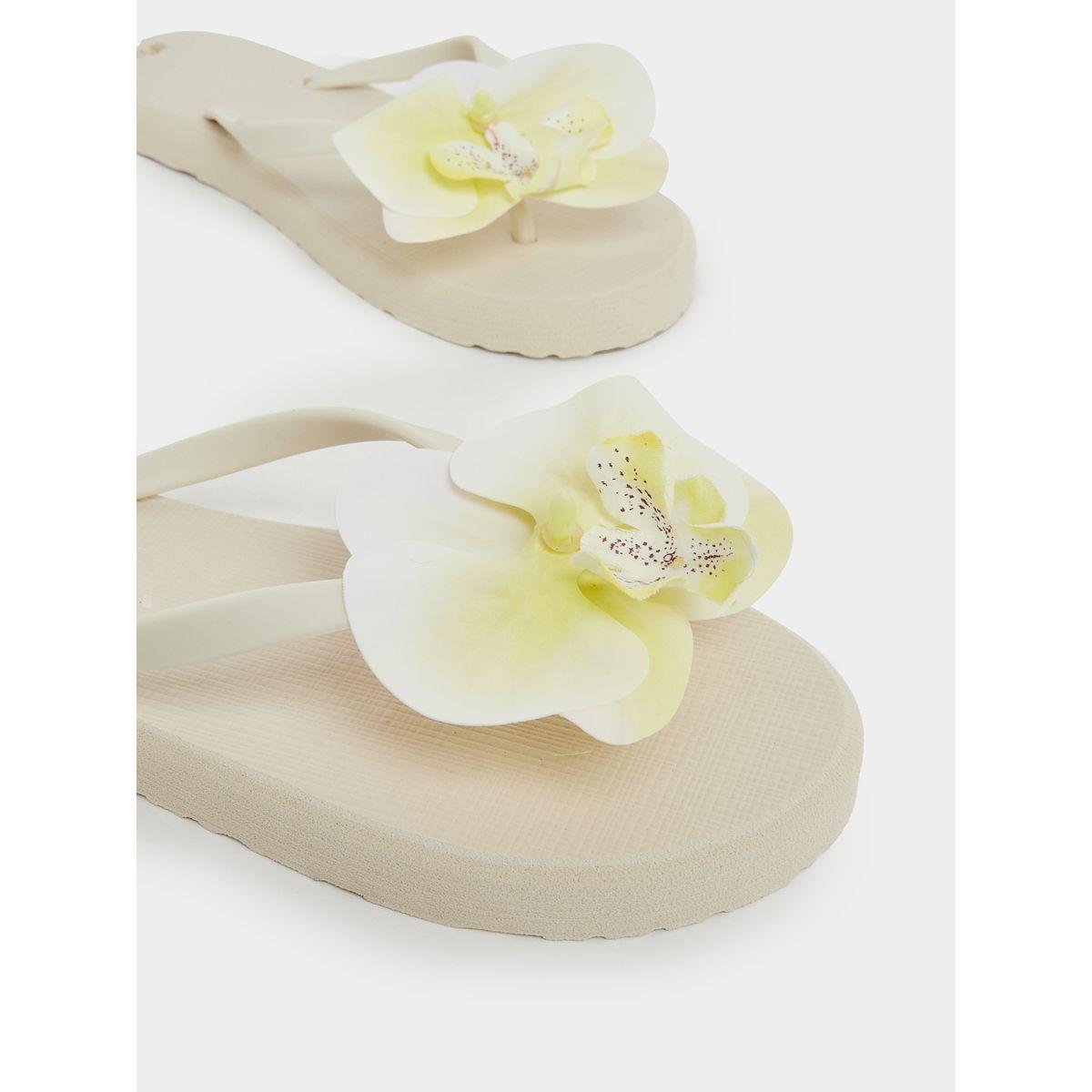 شبشب فليب فلوب مزين بزهرة كورساج-women-shoes-flipflopsandslides-image-3