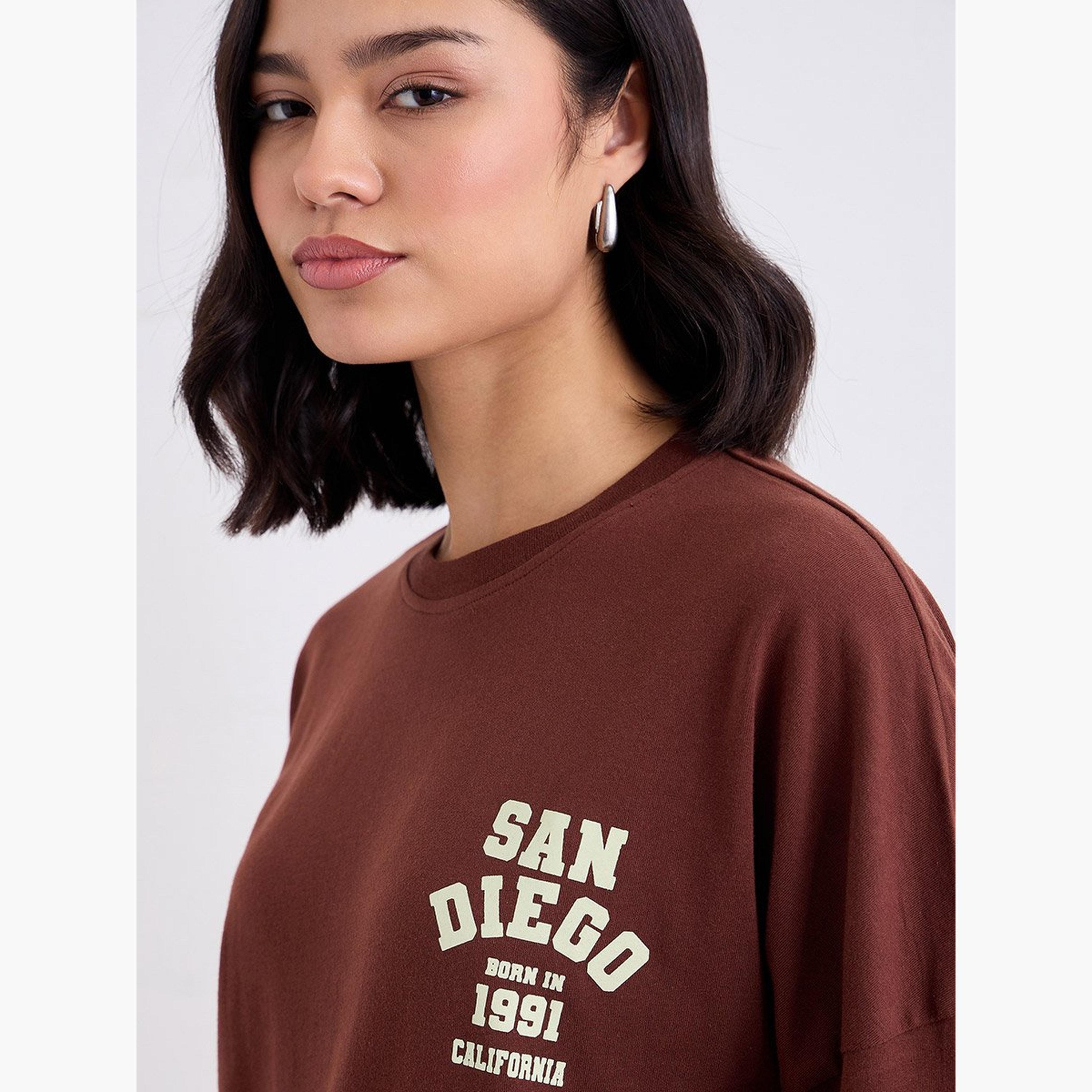 ستايلي - تي شيرت بني مقاس كبير بطبعة جرافيكية من الخلف-women-clothing-tshirts-image-3