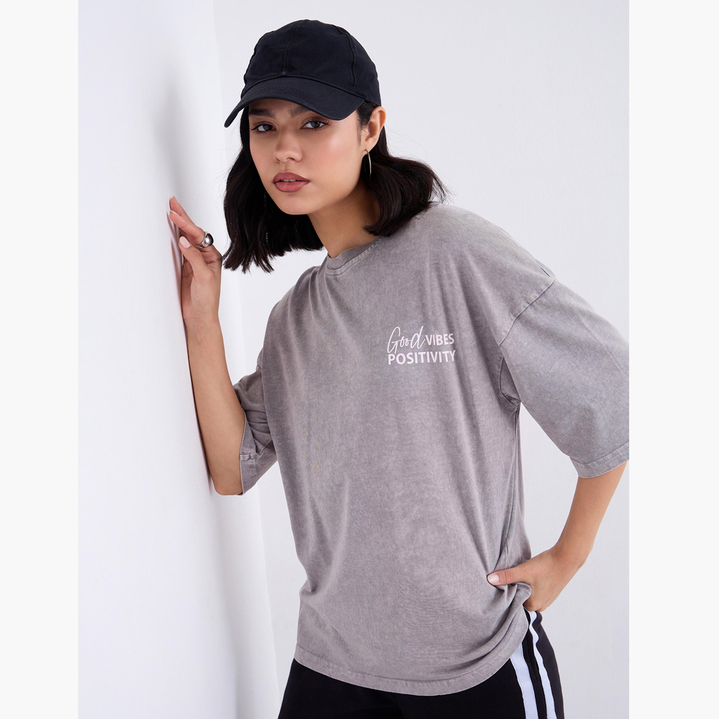 ستايلي - تي شيرت رمادي حجم كبير طبعة شعار، غسيل بالحامض-women-clothing-tshirts-image-1
