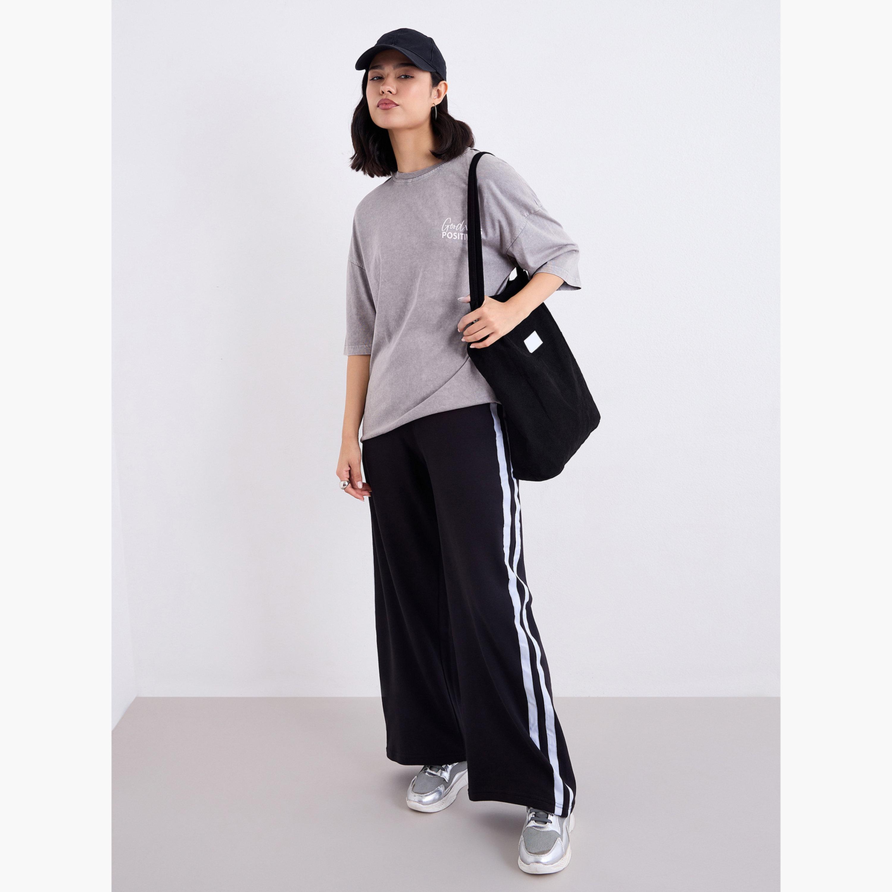 ستايلي - تي شيرت رمادي حجم كبير طبعة شعار، غسيل بالحامض-women-clothing-tshirts-image-2