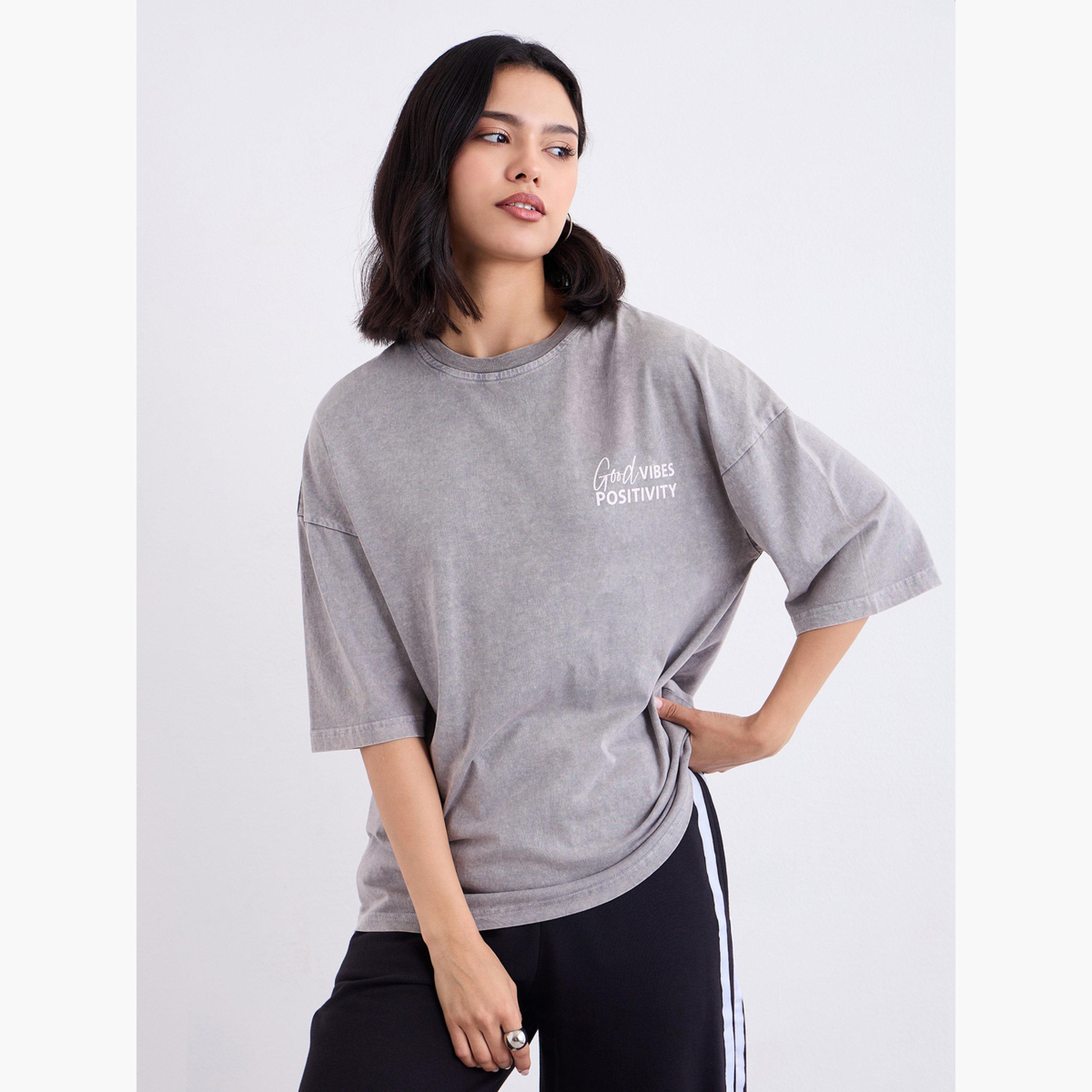 ستايلي - تي شيرت رمادي حجم كبير طبعة شعار، غسيل بالحامض-women-clothing-tshirts-image-3