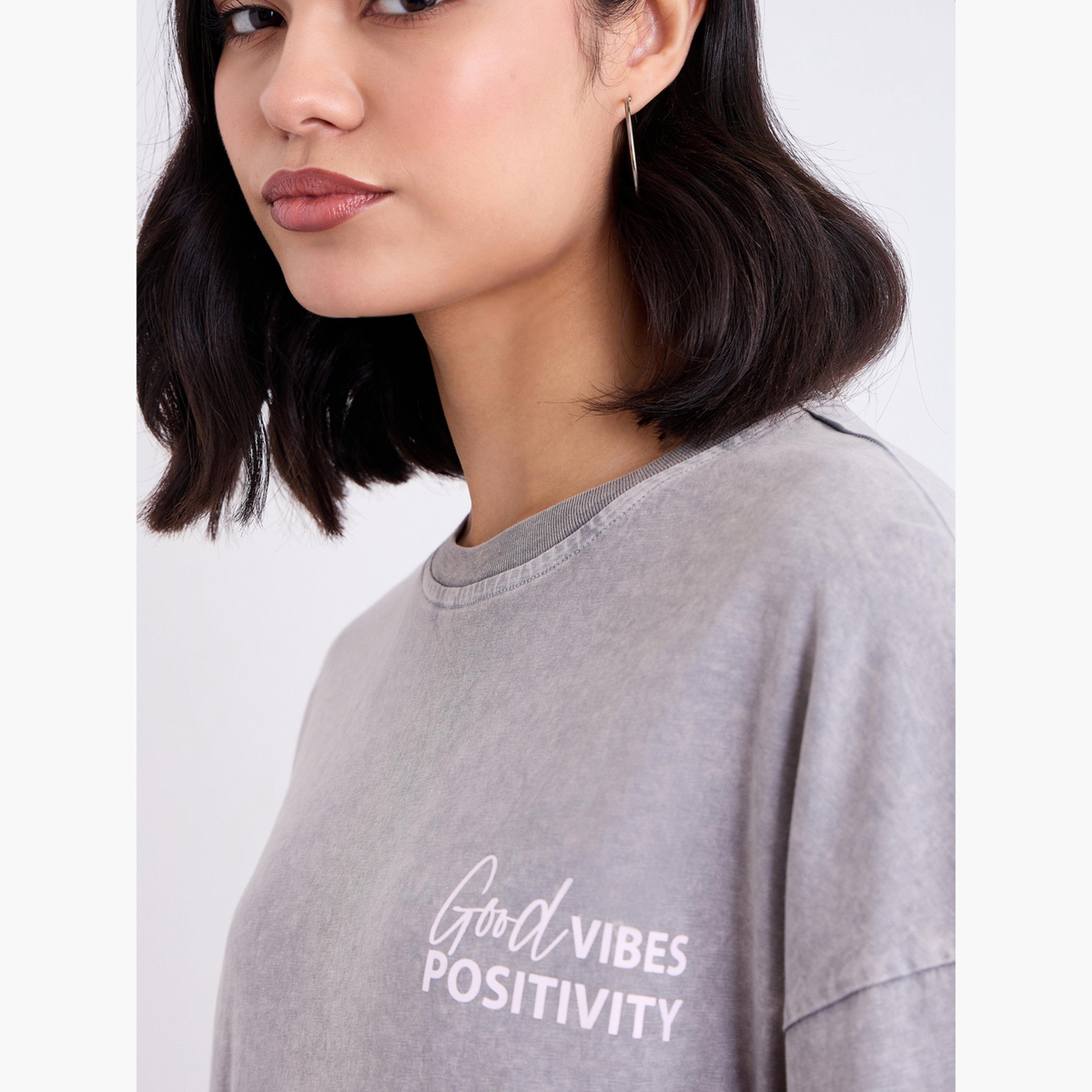 ستايلي - تي شيرت رمادي حجم كبير طبعة شعار، غسيل بالحامض-women-clothing-tshirts-image-4