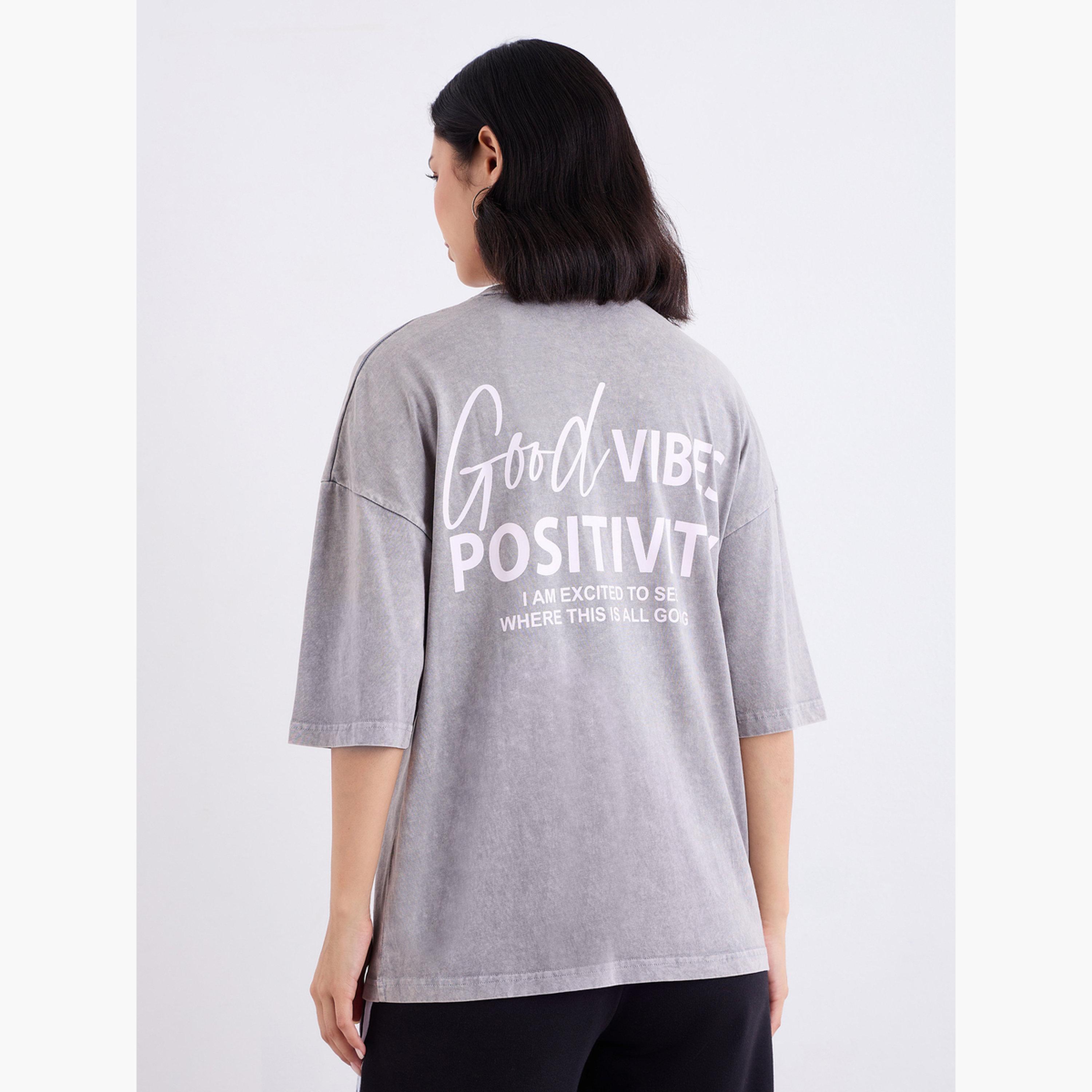 ستايلي - تي شيرت رمادي حجم كبير طبعة شعار، غسيل بالحامض-women-clothing-tshirts-image-5