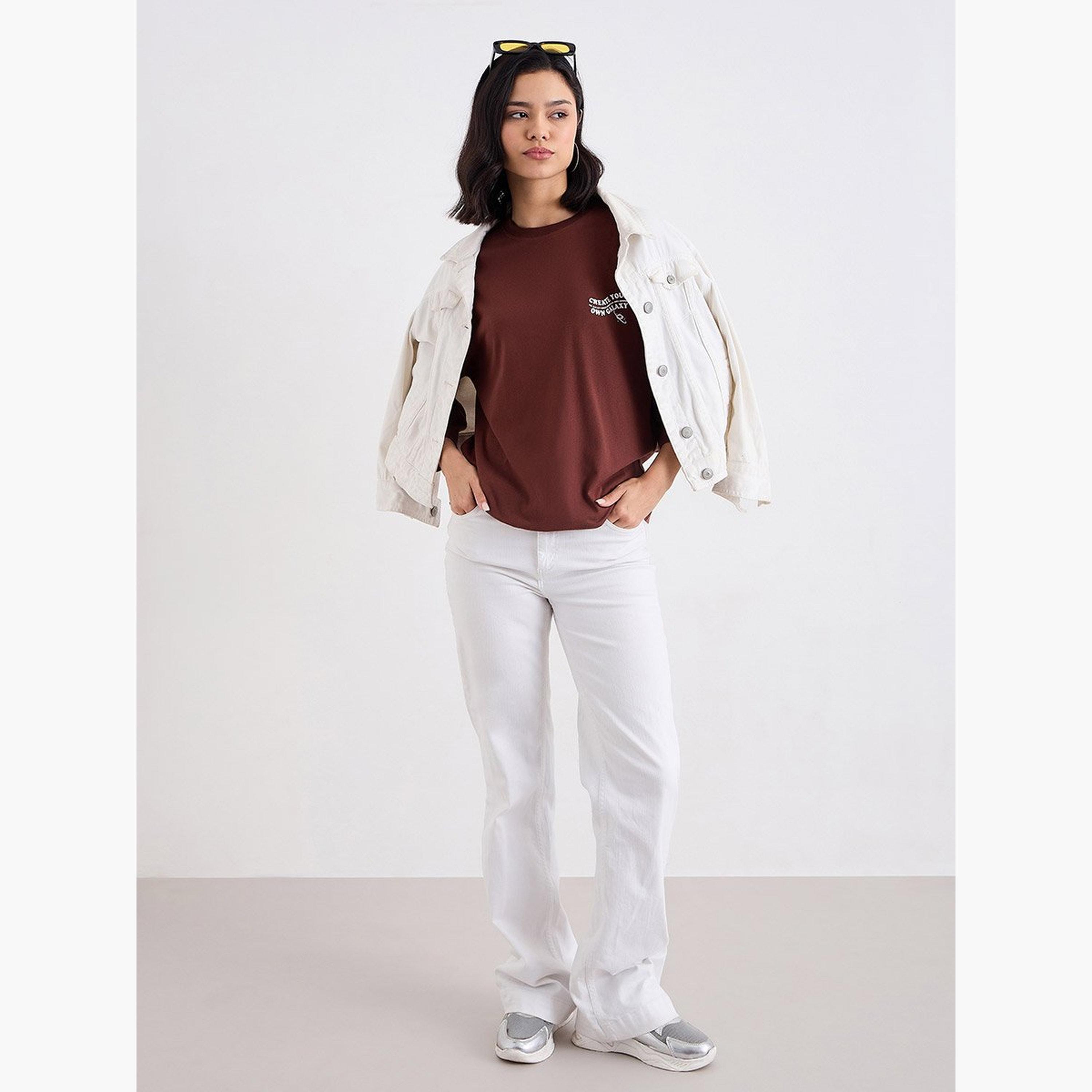 ستايلي - تي شيرت بني مقاس كبير بطبعة جرافيكية للمجرة-women-clothing-tshirts-image-2