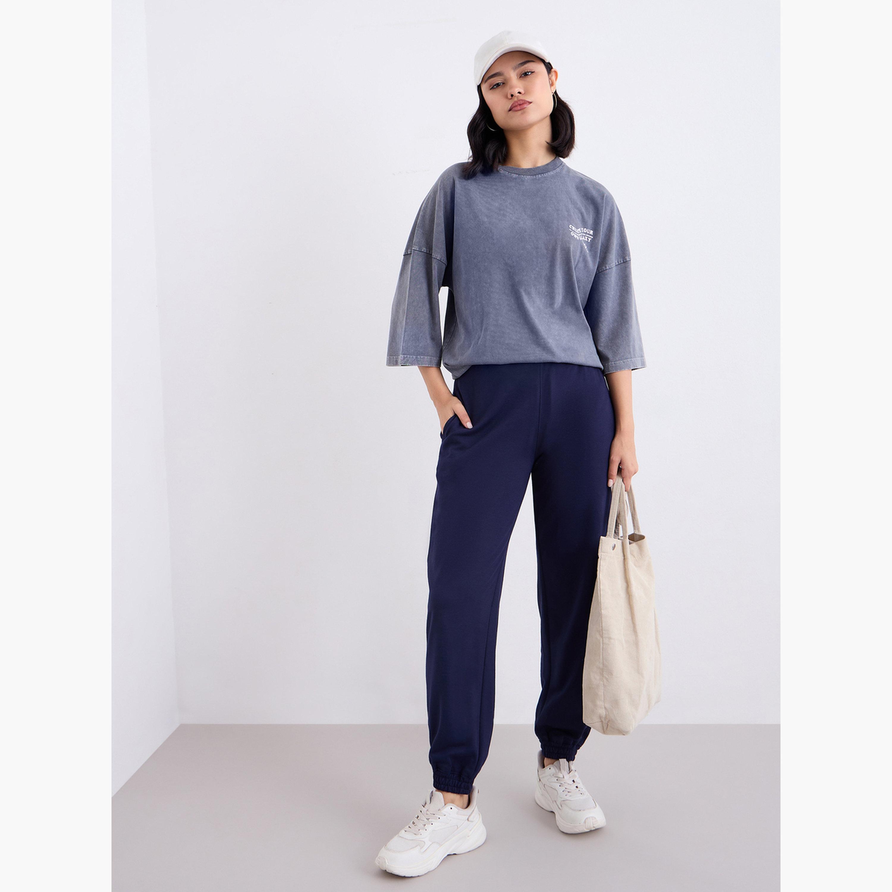 ستايلي - تي شيرت حجم كبير لون فحمي مطبوع عليه غسيل حمضي-women-clothing-tshirts-image-2