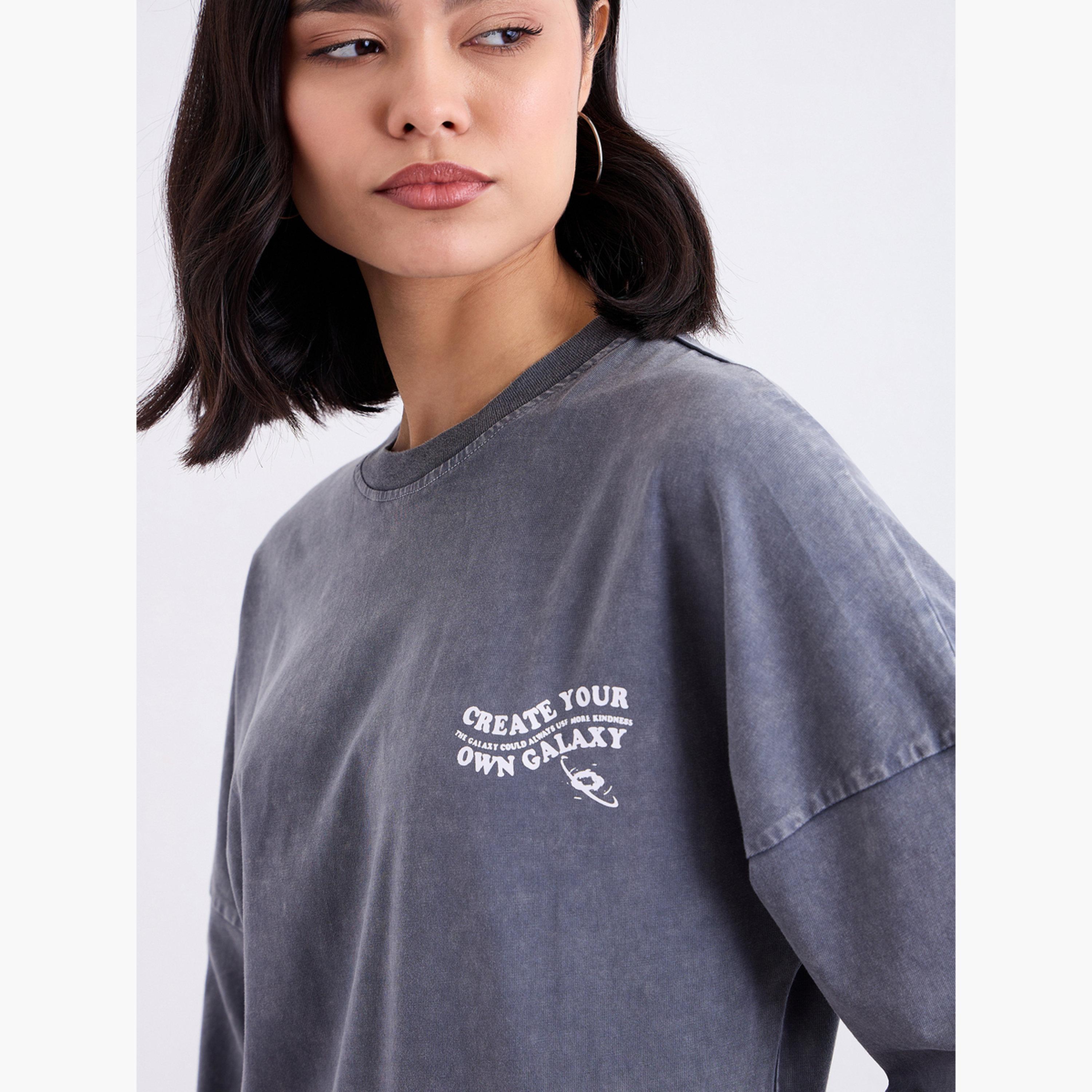 ستايلي - تي شيرت حجم كبير لون فحمي مطبوع عليه غسيل حمضي-women-clothing-tshirts-image-4
