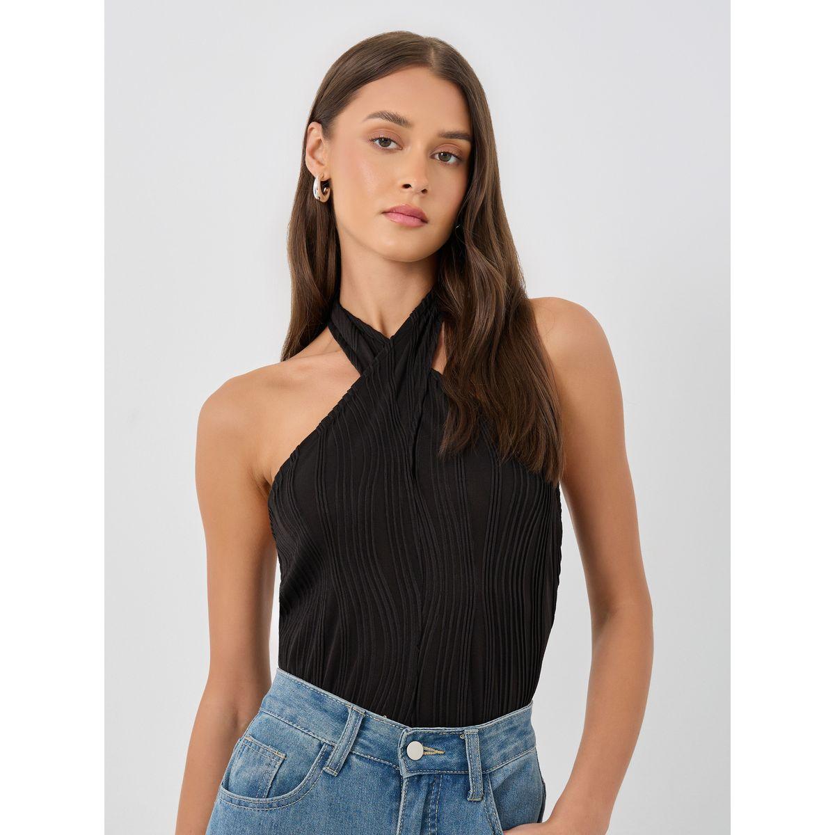 بلوزة محبوكة بتفاصيل بارزة الملمس وياقة هولتر-women-clothing-tshirts-image-1