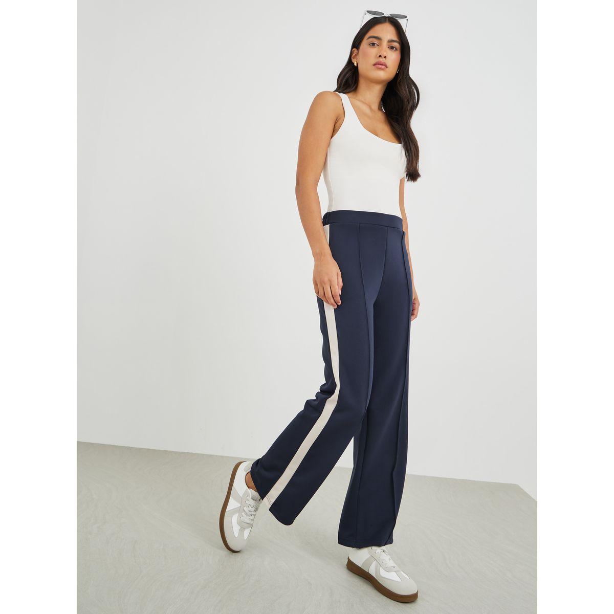 جوغر سكوبا بأرجل واسعة وتفاصيل درزات-women-clothing-bottoms-joggers-image-1