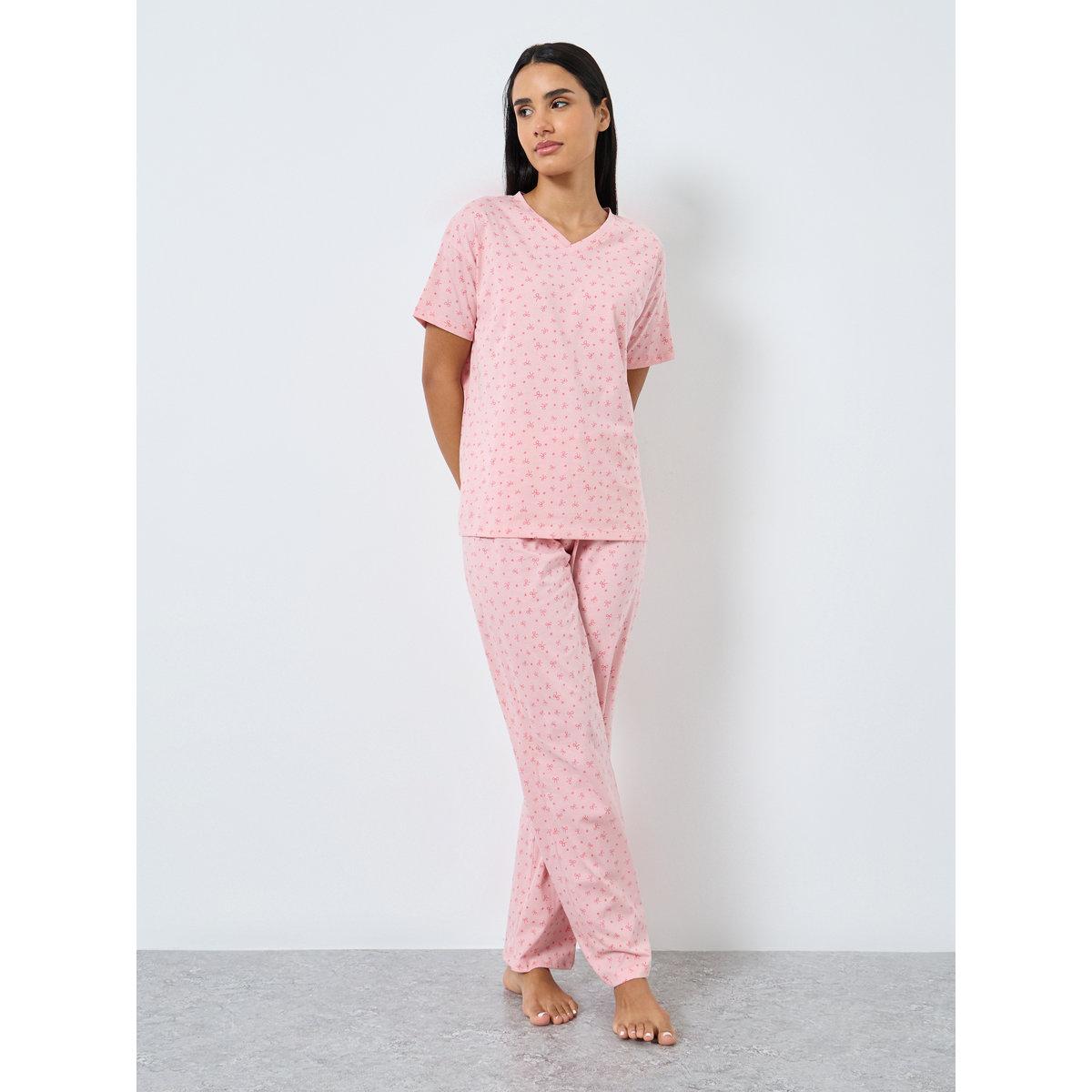 طقم من بنطال بيجاما وتيشيرت بطبعة جرافيك-women-clothing-nightwear-pyjamas-longsets-image-1