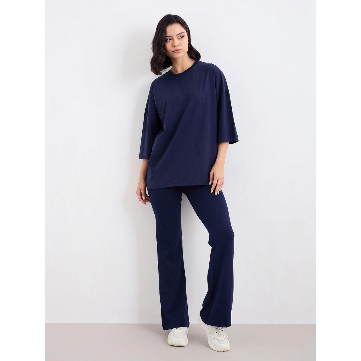 طقم منسق من ليقنز مع تيشيرت فضفاض مزين بشارة-women-clothing-coordsets-image-2