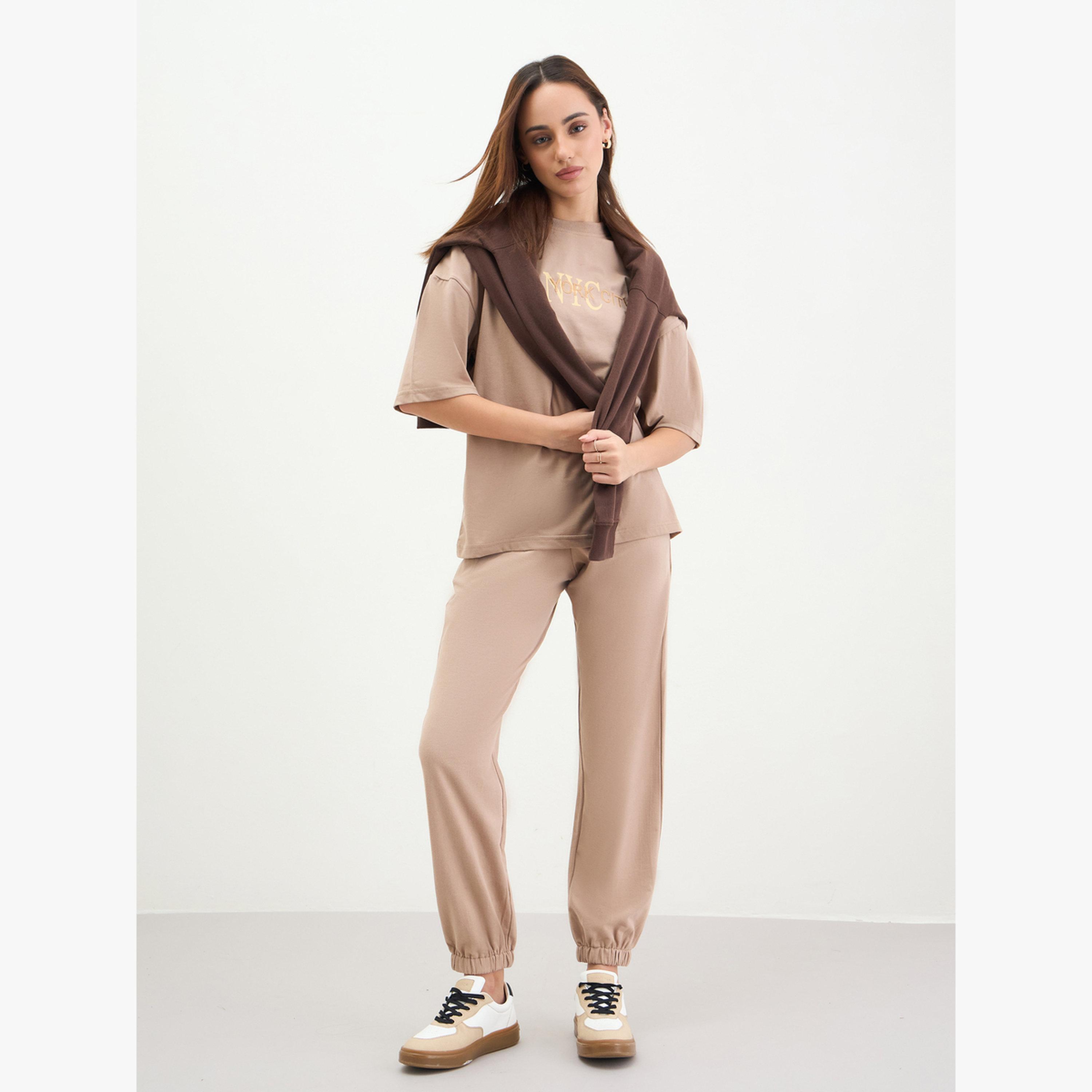 طقم منسق من جوغر وبلوزة واسعة بتفاصيل مُطرّزة-women-clothing-coordsets-image-1