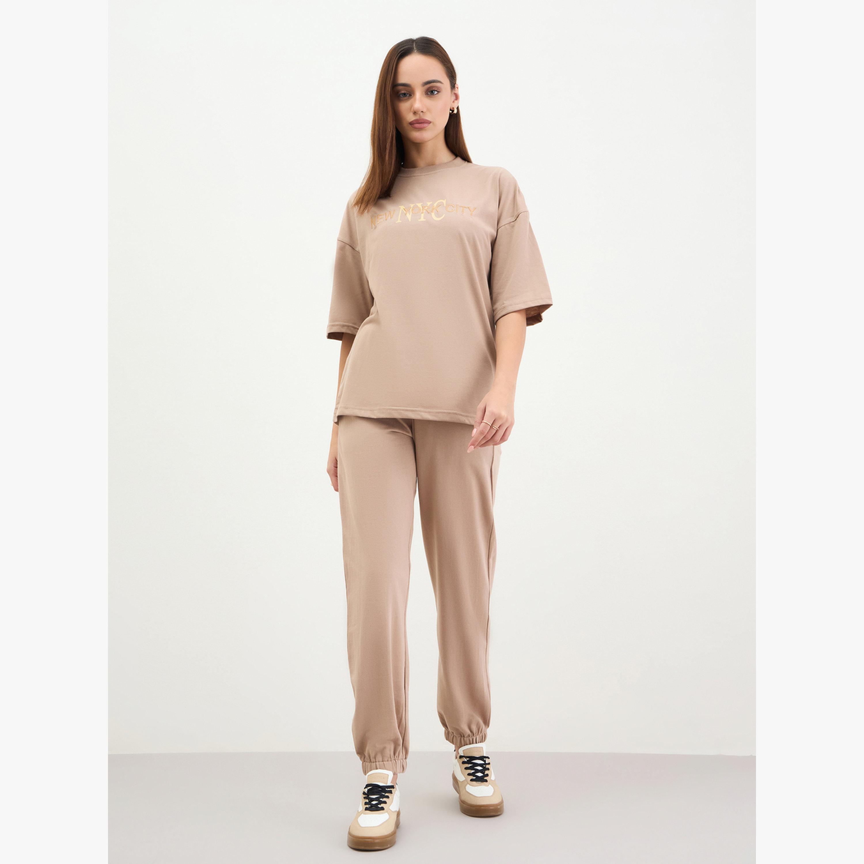طقم منسق من جوغر وبلوزة واسعة بتفاصيل مُطرّزة-women-clothing-coordsets-image-2