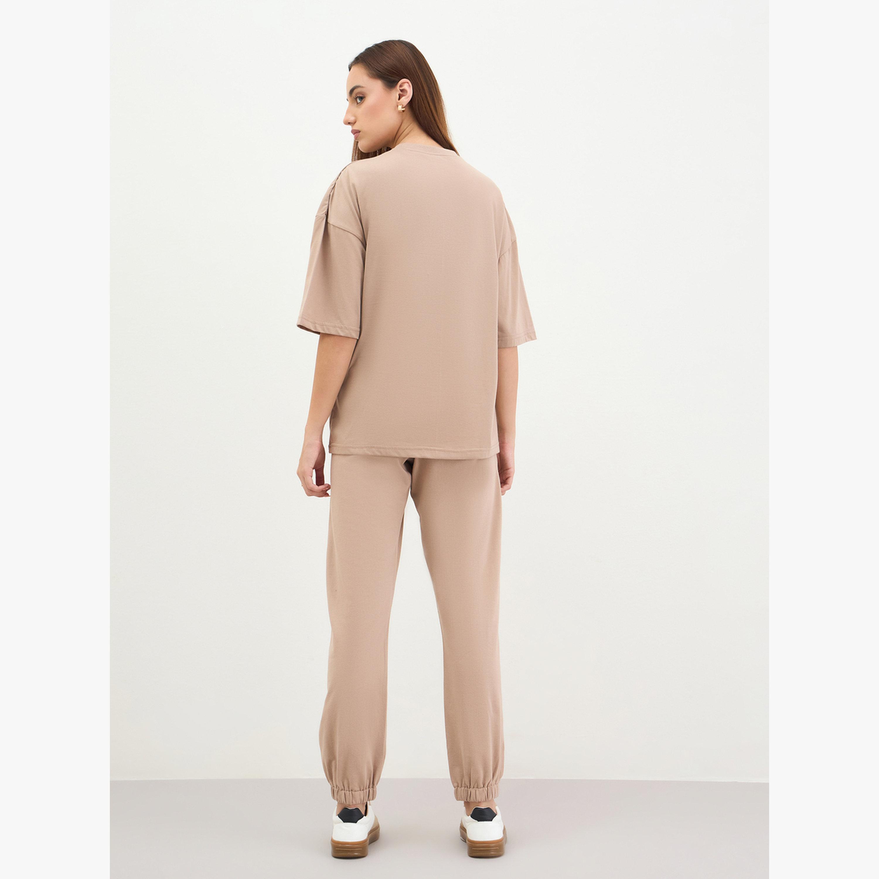 طقم منسق من جوغر وبلوزة واسعة بتفاصيل مُطرّزة-women-clothing-coordsets-image-4
