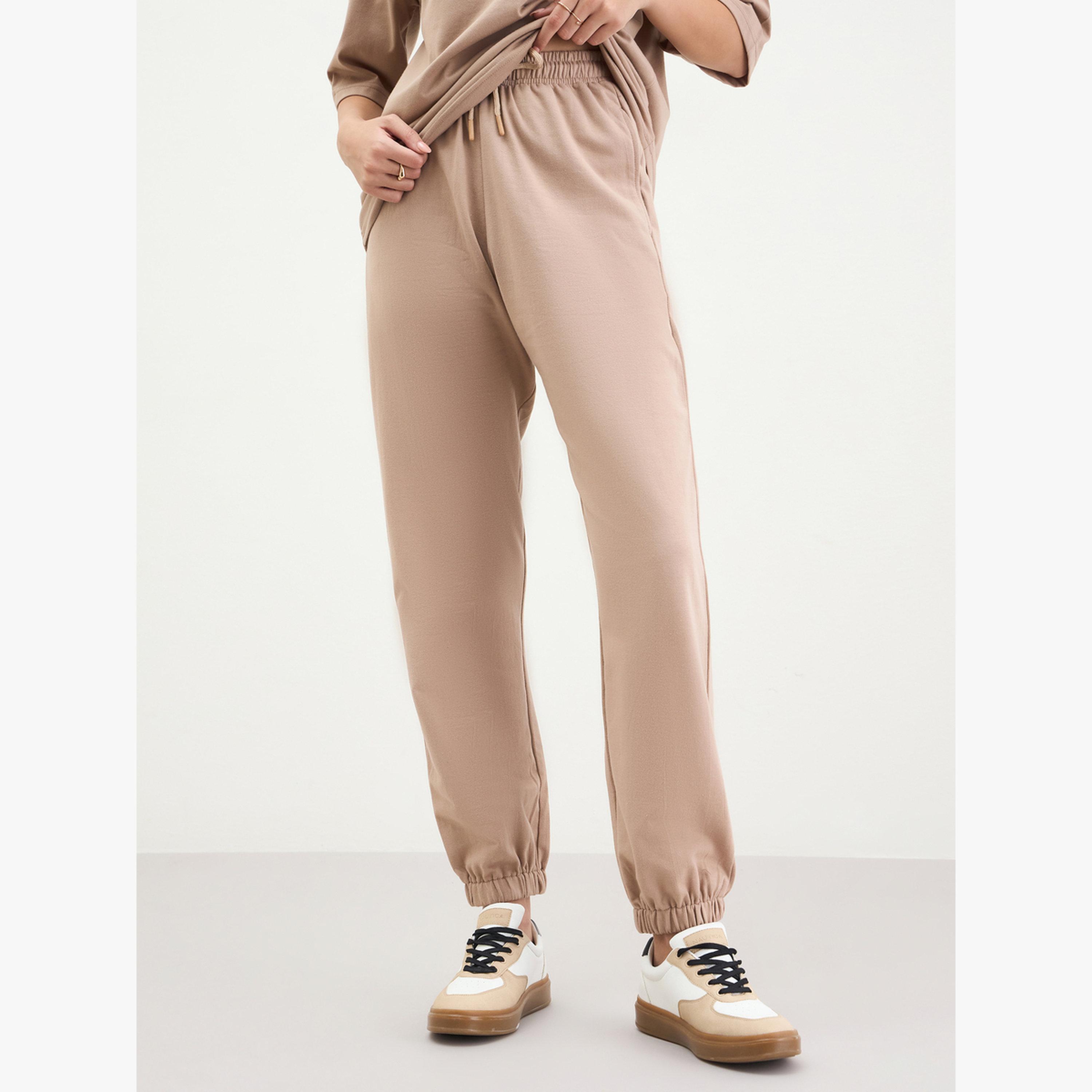 طقم منسق من جوغر وبلوزة واسعة بتفاصيل مُطرّزة-women-clothing-coordsets-image-5