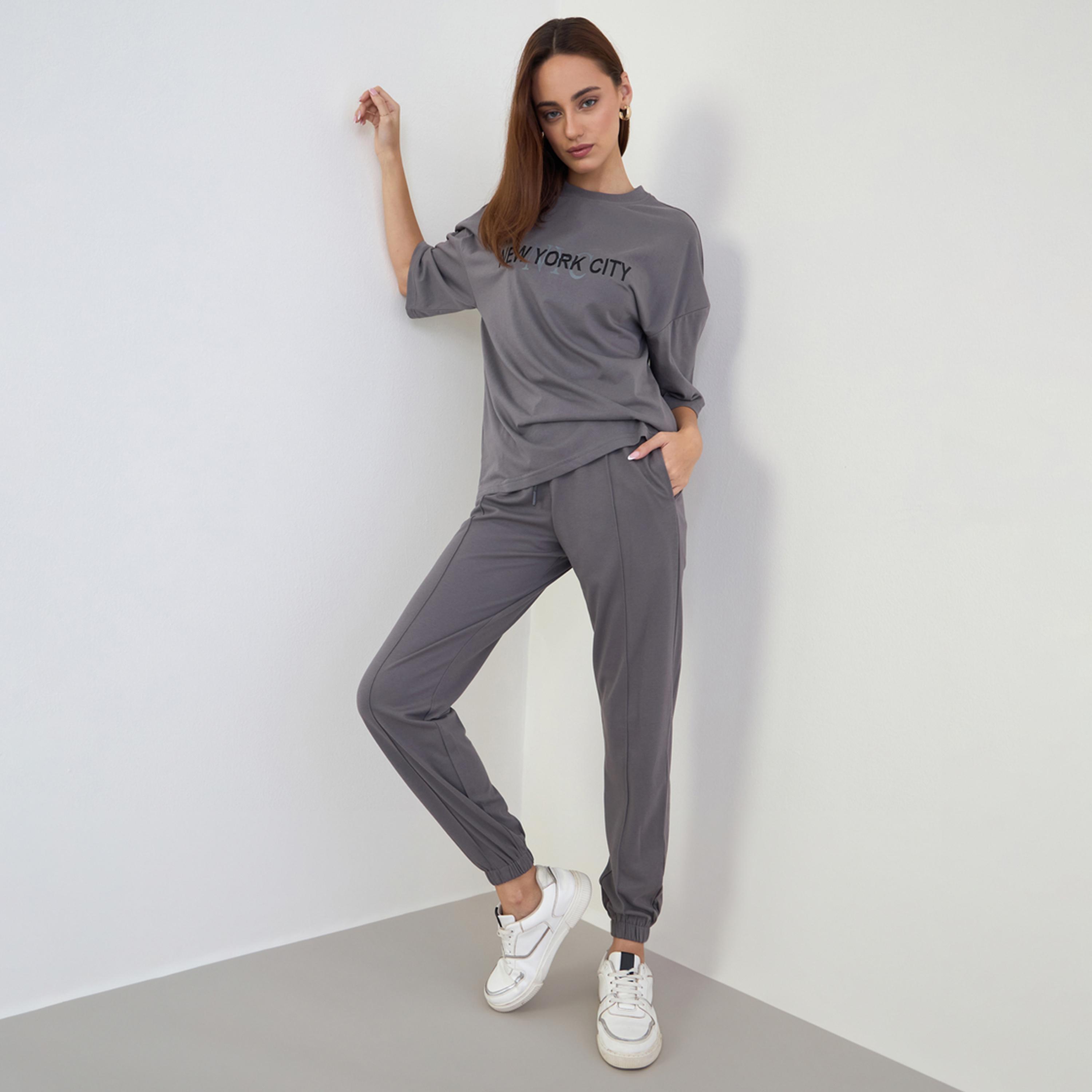ستايلي - تي شيرت رمادي مطرز حجم كبير مع بنطال رياضي-women-clothing-coordsets-image-1