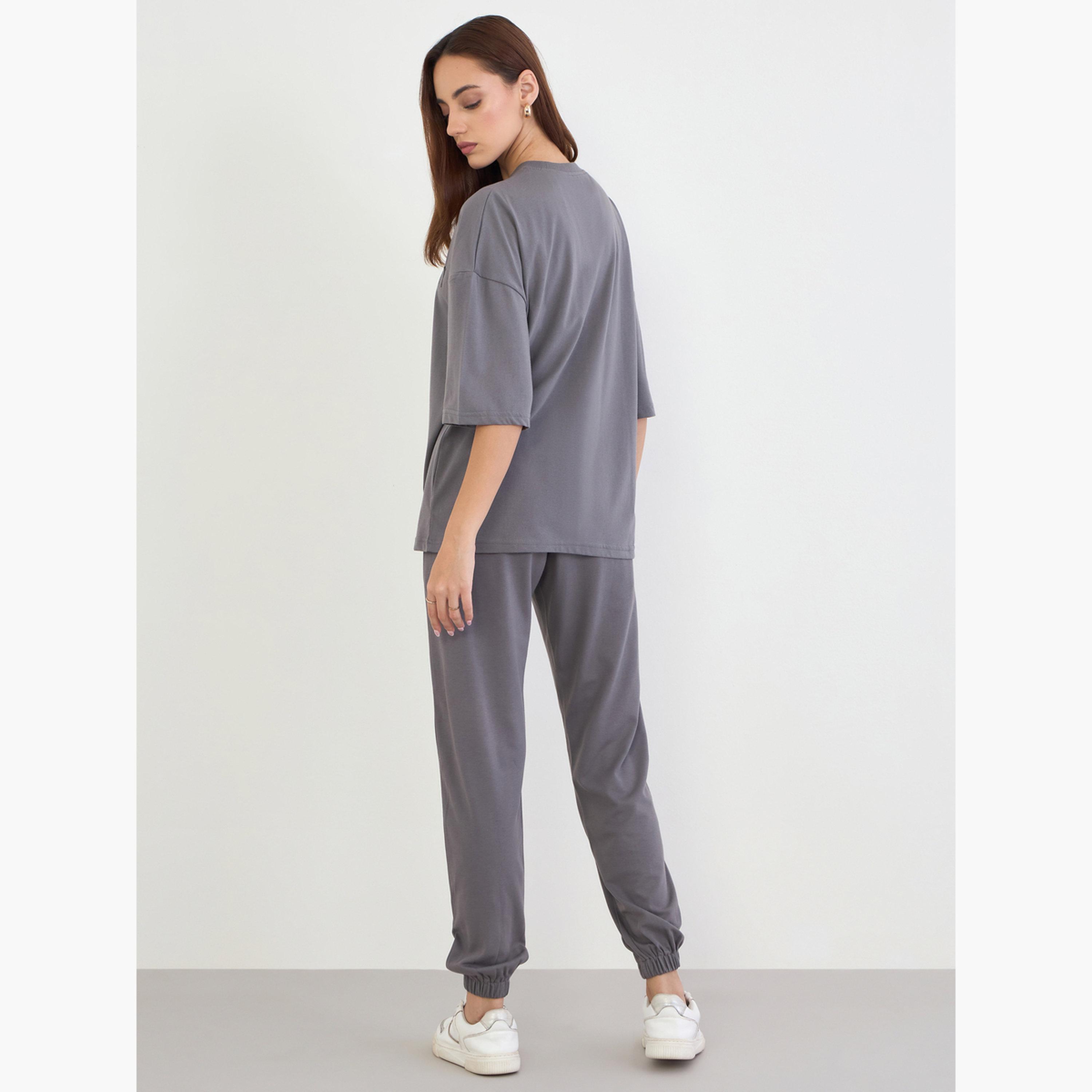 ستايلي - تي شيرت رمادي مطرز حجم كبير مع بنطال رياضي-women-clothing-coordsets-image-3