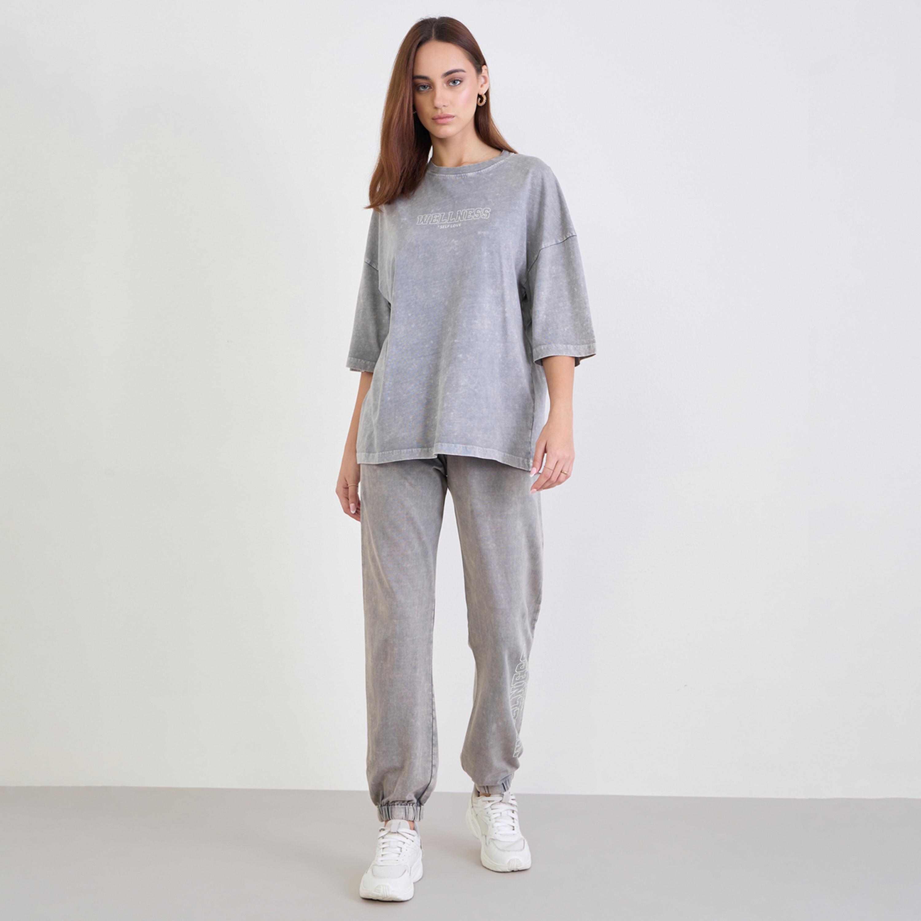 ستايلي - تي شيرت رمادي مطبوع عليه غسيل حمضي مع بنطال رياضي-women-clothing-coordsets-image-1