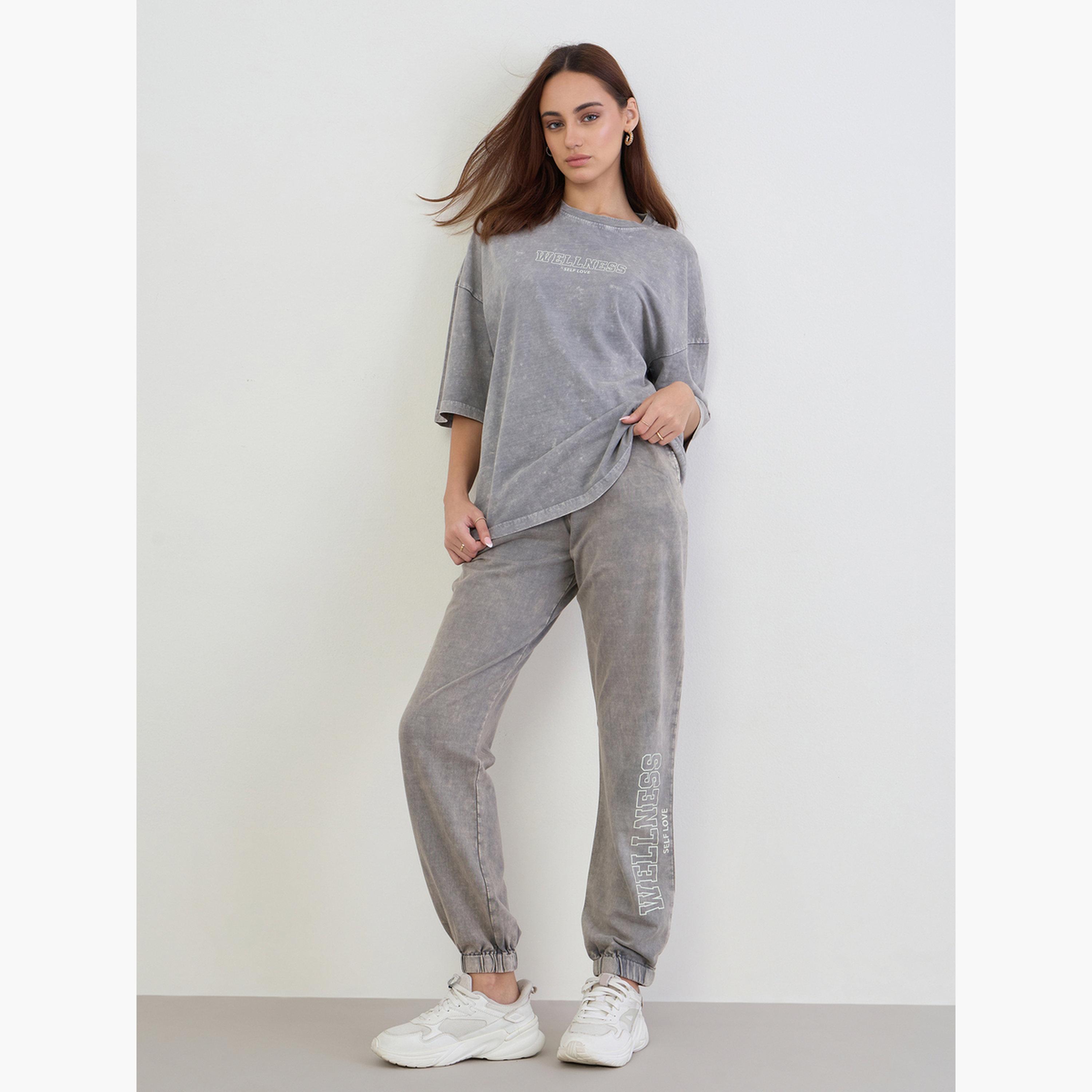 ستايلي - تي شيرت رمادي مطبوع عليه غسيل حمضي مع بنطال رياضي-women-clothing-coordsets-image-2