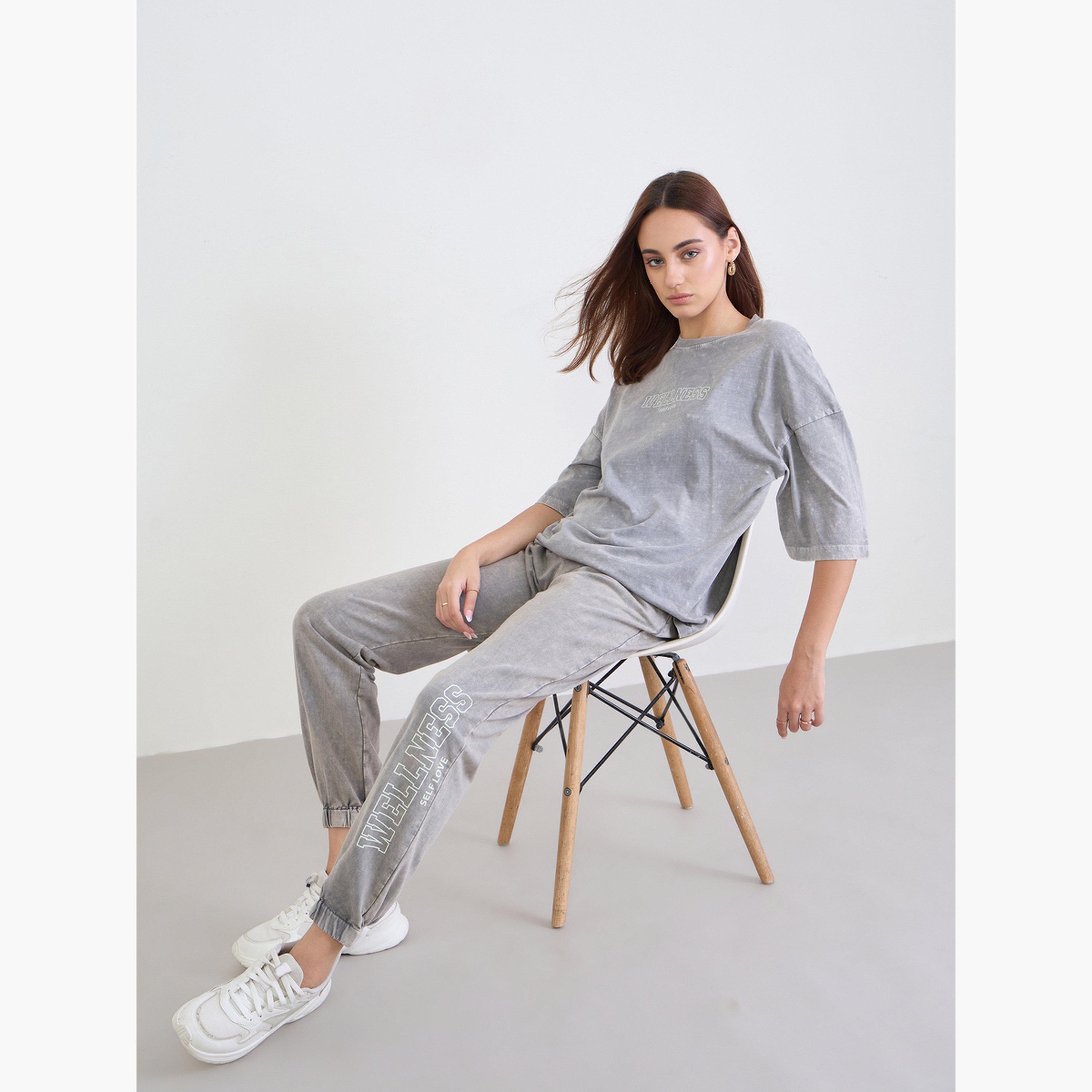 ستايلي - تي شيرت رمادي مطبوع عليه غسيل حمضي مع بنطال رياضي-women-clothing-coordsets-image-3