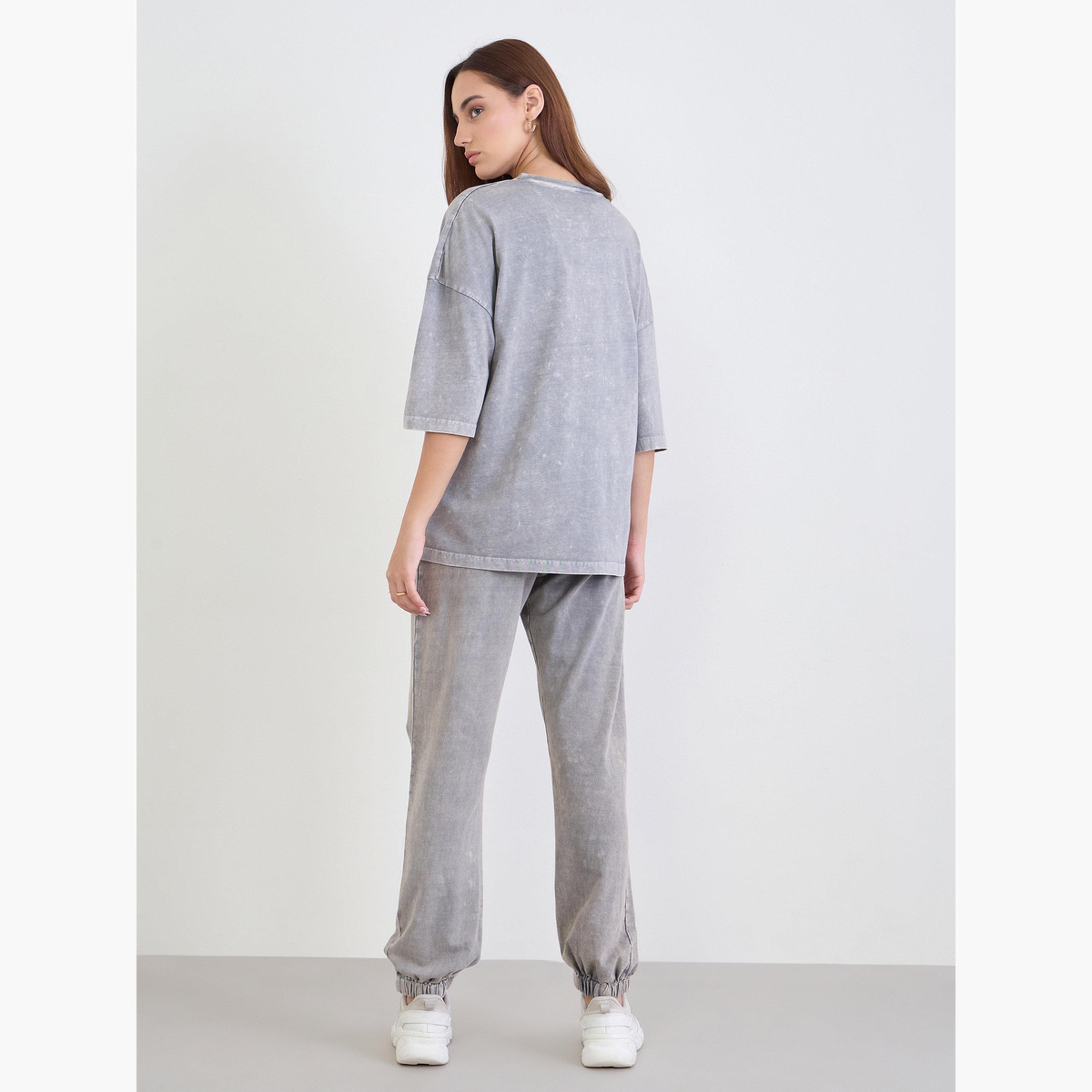 ستايلي - تي شيرت رمادي مطبوع عليه غسيل حمضي مع بنطال رياضي-women-clothing-coordsets-image-5