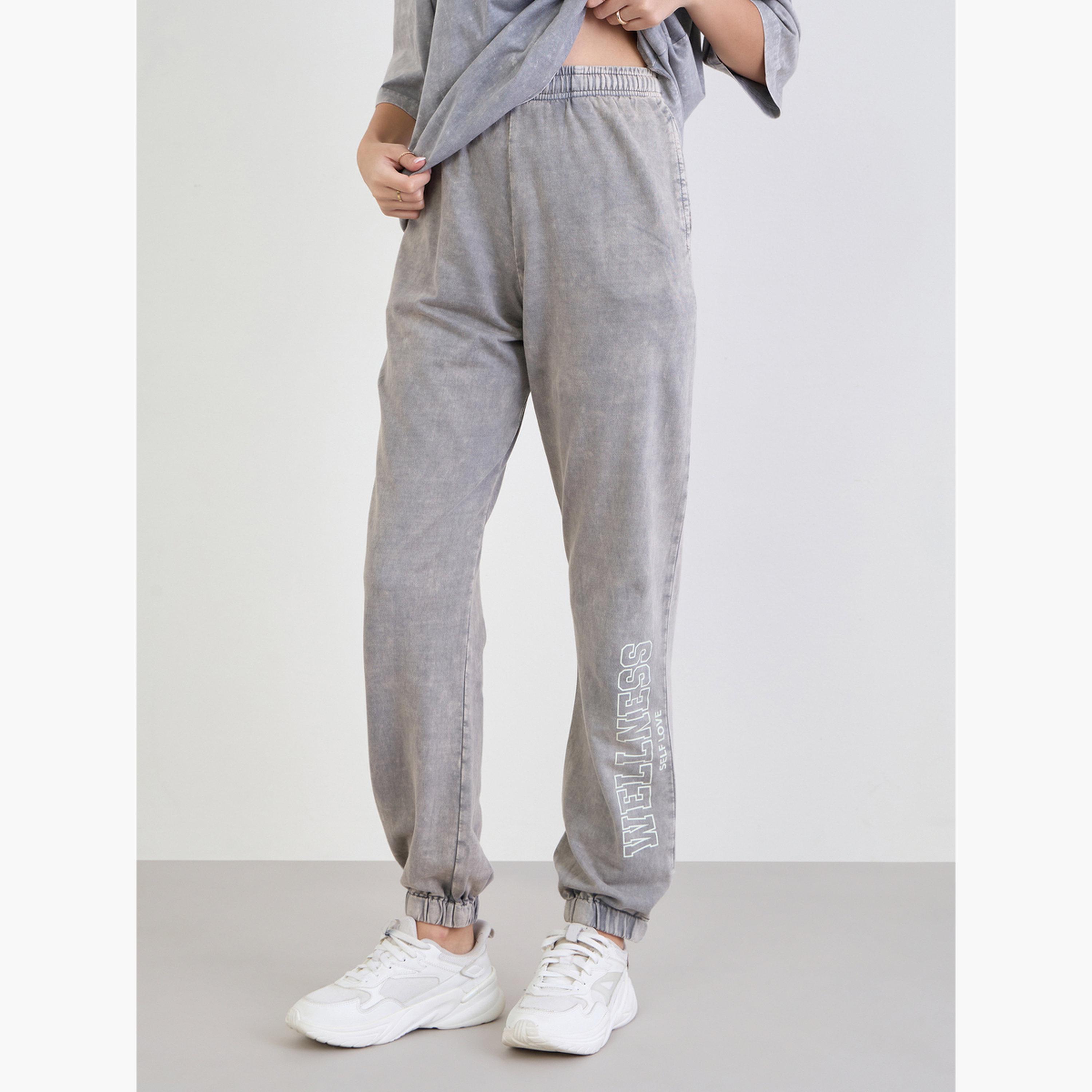 ستايلي - تي شيرت رمادي مطبوع عليه غسيل حمضي مع بنطال رياضي-women-clothing-coordsets-image-6