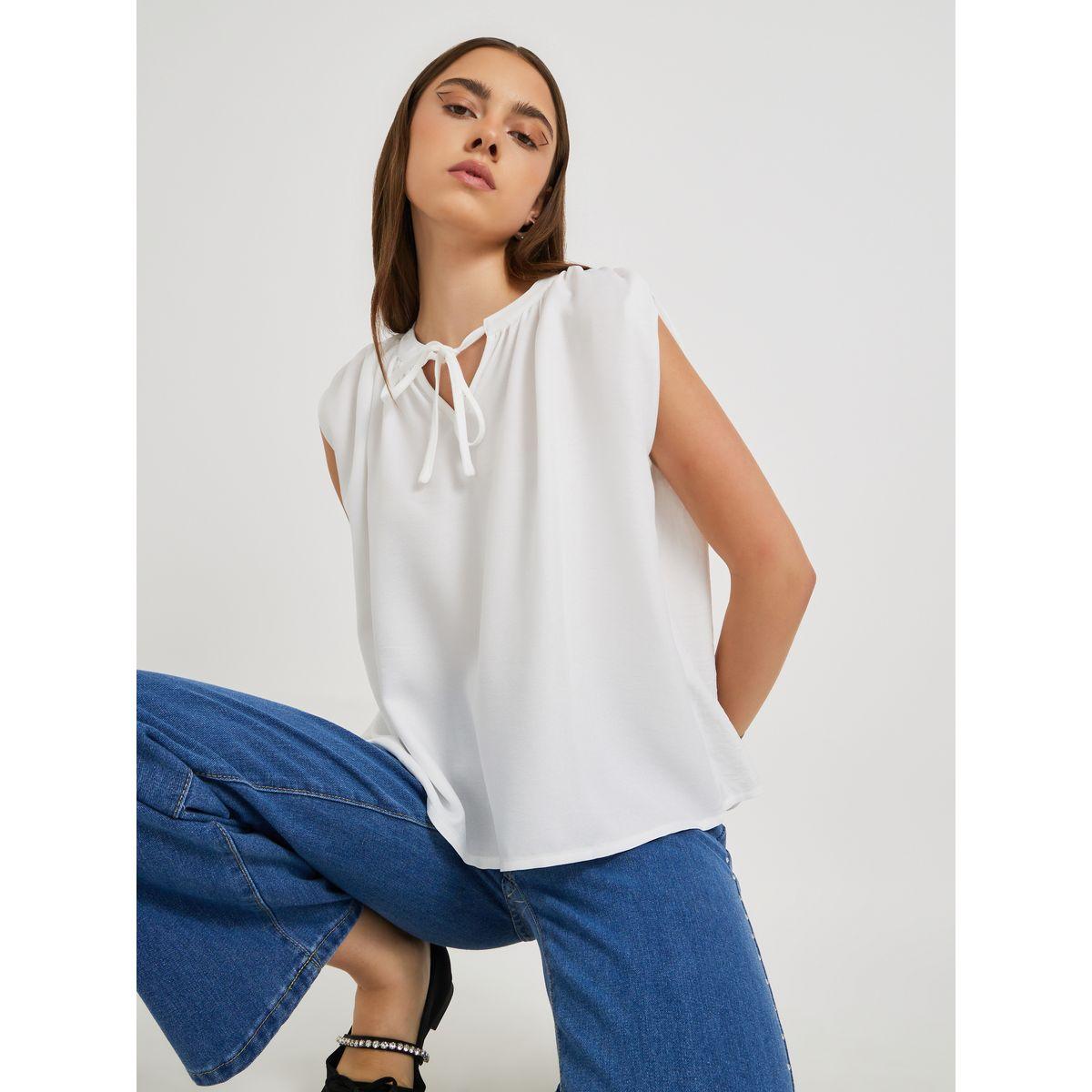 بلوزة سادة بلا أكمام مع ياقة بأربطة-women-clothing-shirtsandblouses-blouses-image-1