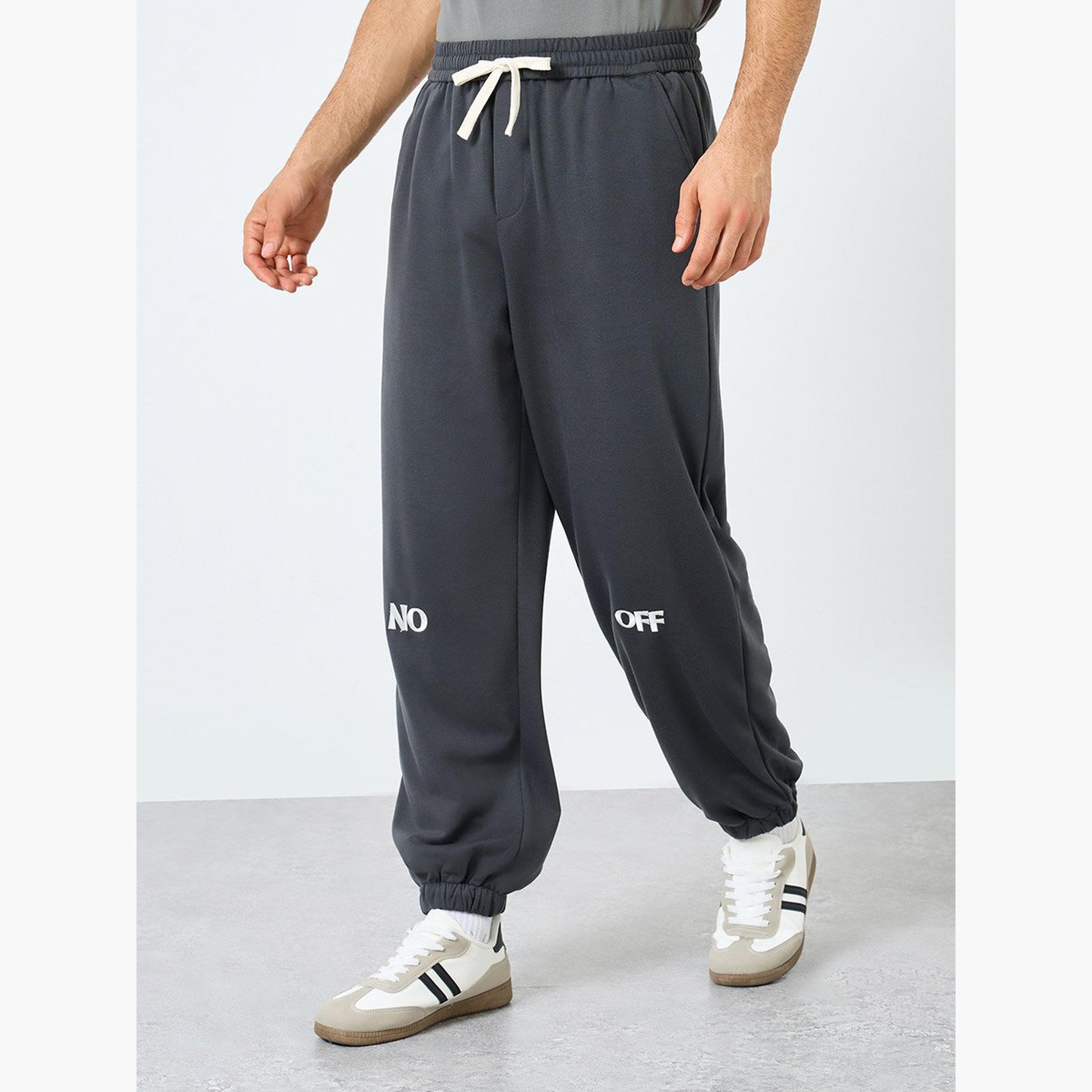 ستايلي - بنطال رياضي للرجال قصّة مريحة بأكمام طويلة مع تفاصيل تطريز-men-clothing-sportswearandactivewear-bottoms-joggers-image-1