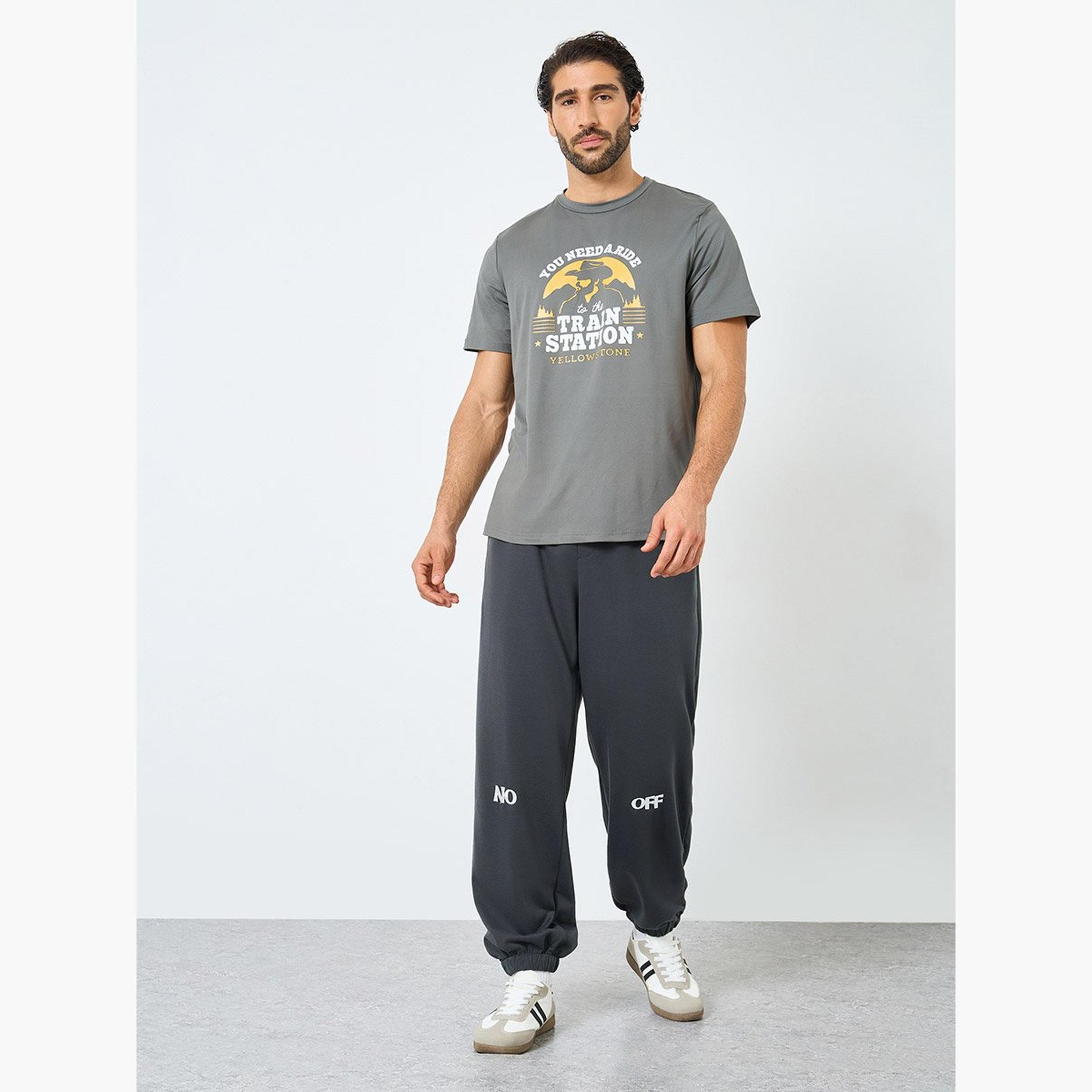 ستايلي - بنطال رياضي للرجال قصّة مريحة بأكمام طويلة مع تفاصيل تطريز-men-clothing-sportswearandactivewear-bottoms-joggers-image-2