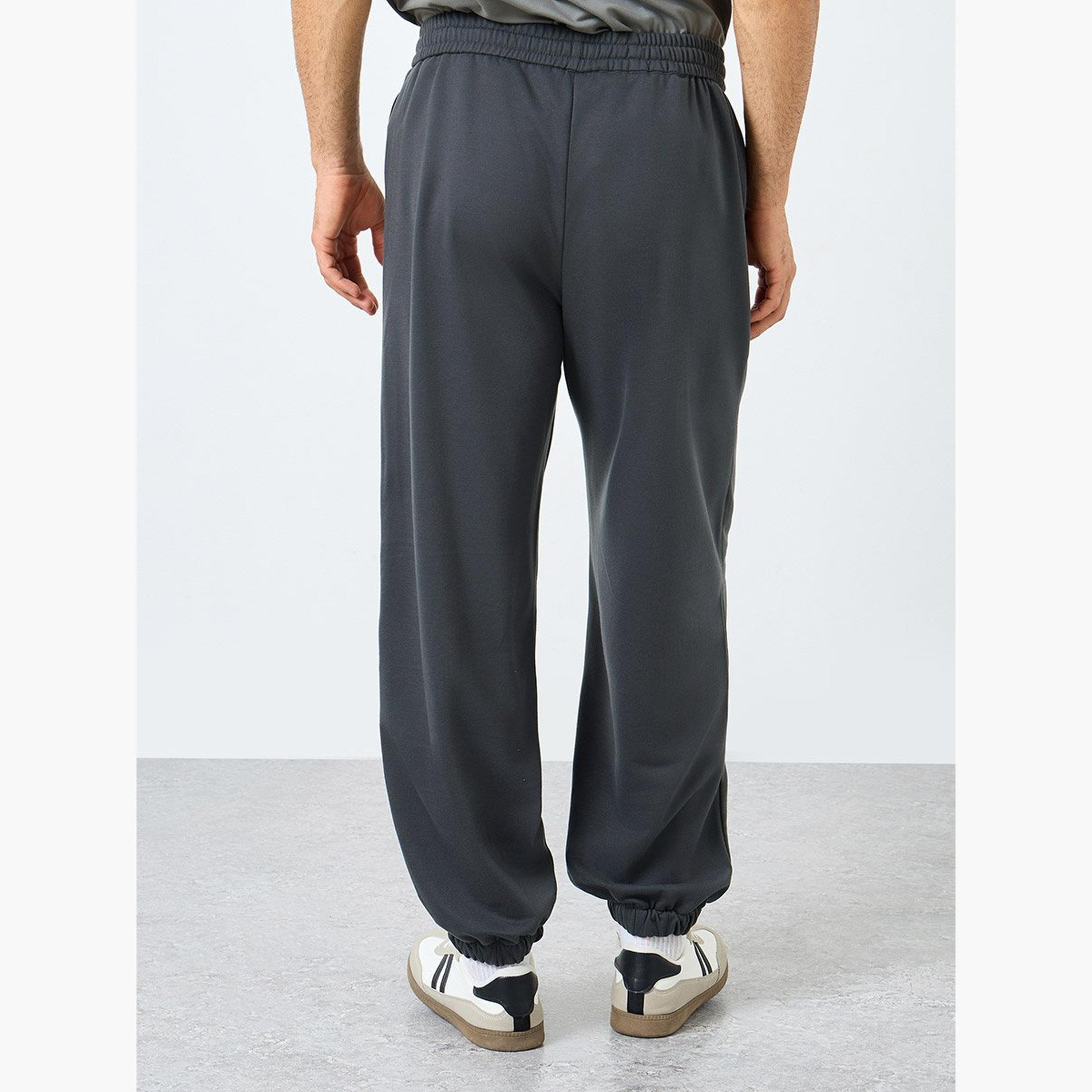 ستايلي - بنطال رياضي للرجال قصّة مريحة بأكمام طويلة مع تفاصيل تطريز-men-clothing-sportswearandactivewear-bottoms-joggers-image-4