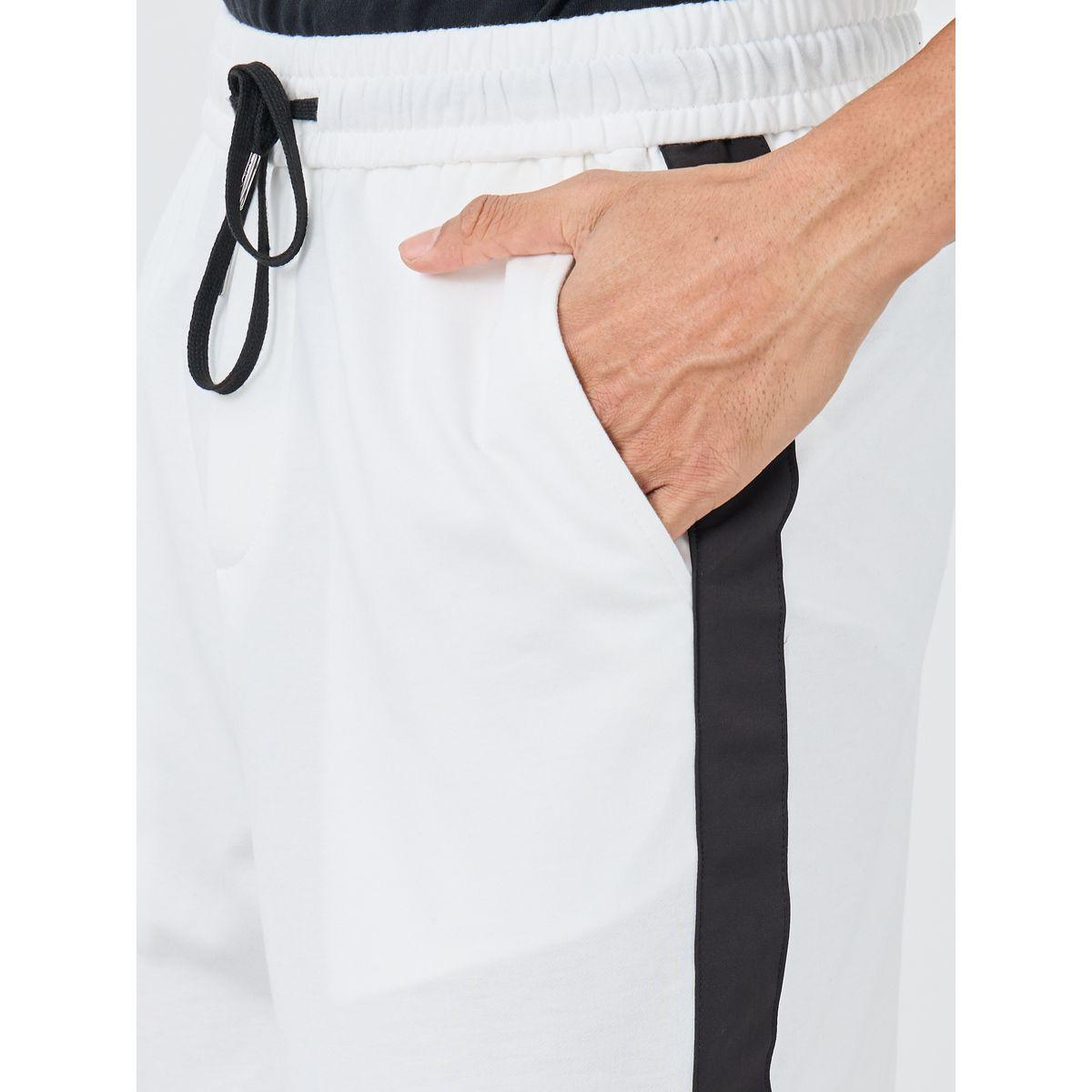 جوغر بقصة مريحة بتفاصيل شريط جانبي-men-clothing-bottoms-joggers-image-3