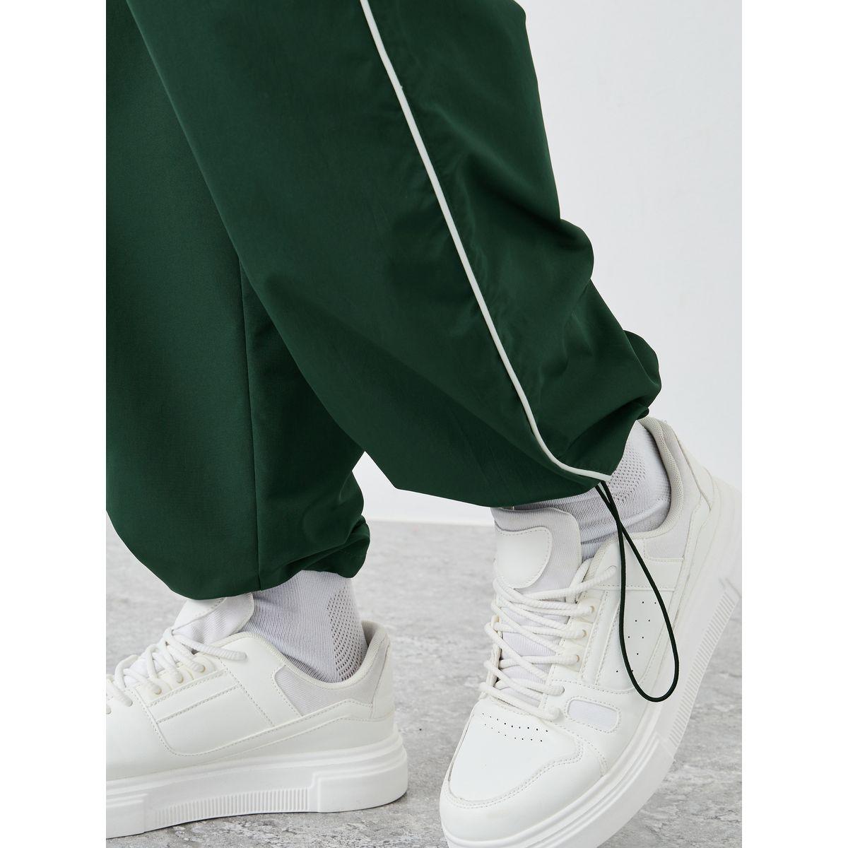 جوغر بقصة مريحة بطبعة بليسمنت-men-clothing-bottoms-joggers-image-4