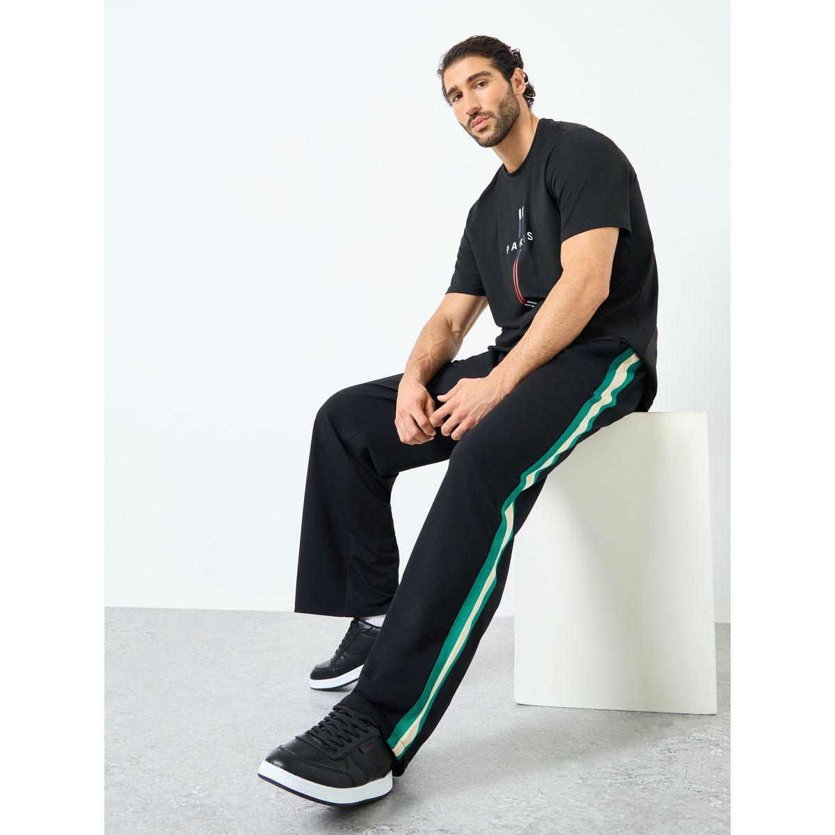 جوغر بقصة مريحة وتفاصيل شارة-men-clothing-bottoms-joggers-image-1