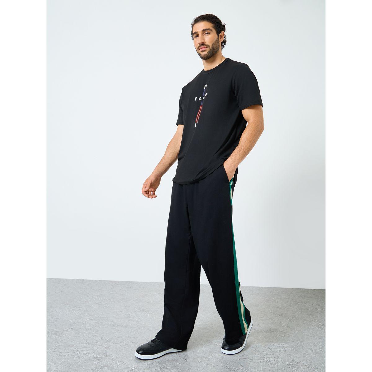 جوغر بقصة مريحة وتفاصيل شارة-men-clothing-bottoms-joggers-image-2