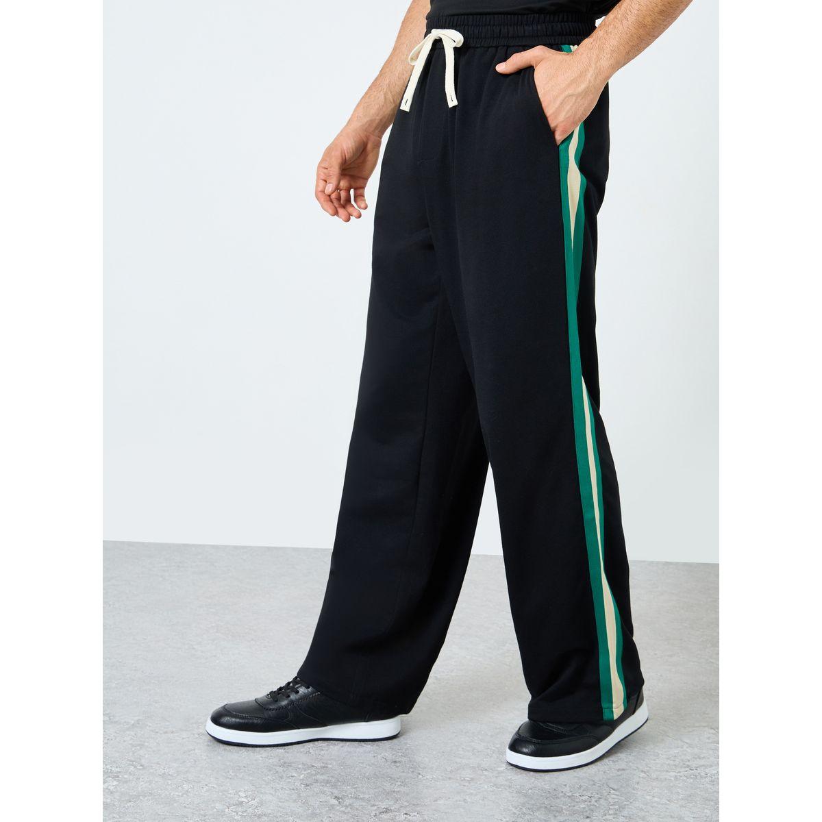 جوغر بقصة مريحة وتفاصيل شارة-men-clothing-bottoms-joggers-image-3