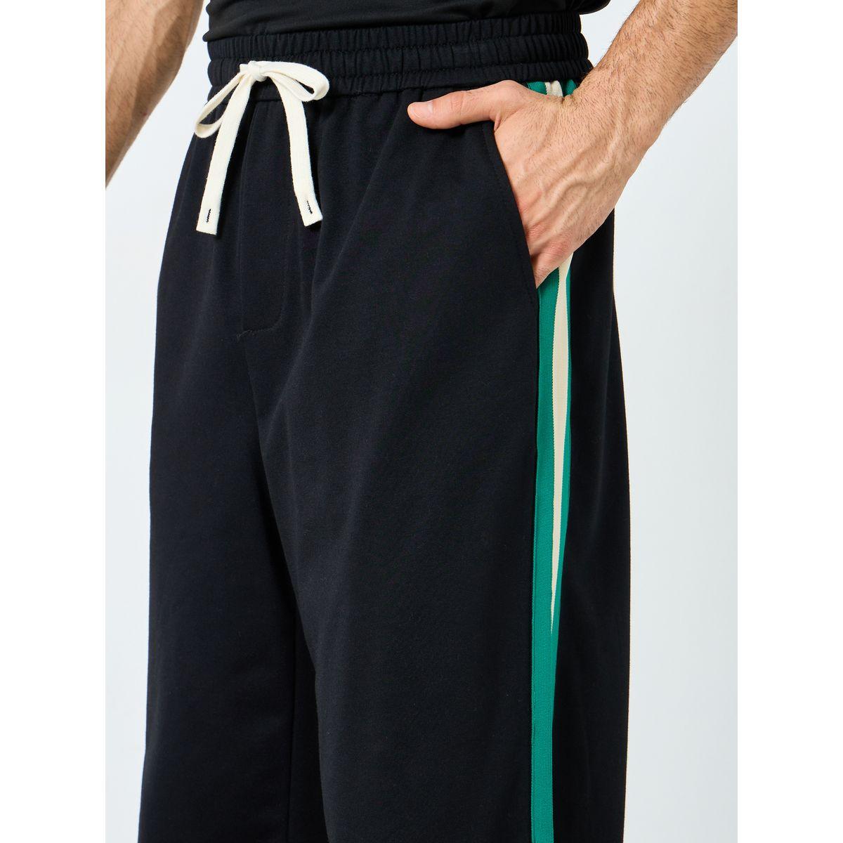 جوغر بقصة مريحة وتفاصيل شارة-men-clothing-bottoms-joggers-image-4