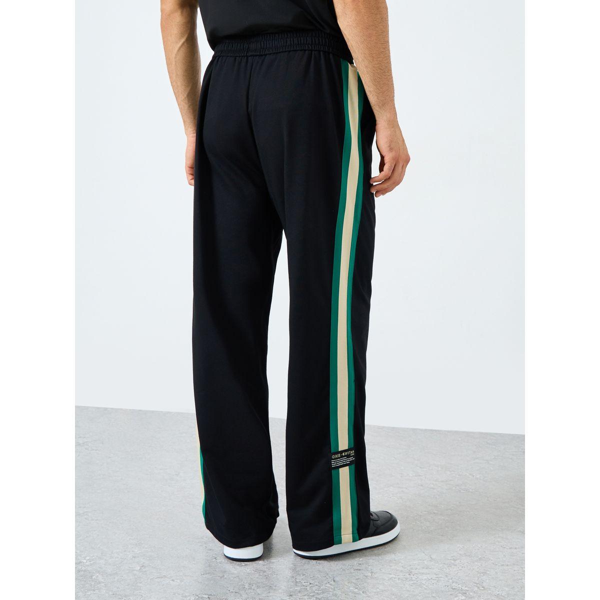 جوغر بقصة مريحة وتفاصيل شارة-men-clothing-bottoms-joggers-image-6