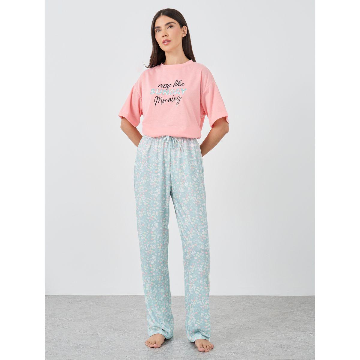 طقم من بنطال بيجاما وتيشيرت بطبعة كتابة-women-clothing-nightwear-pyjamas-longsets-image-4