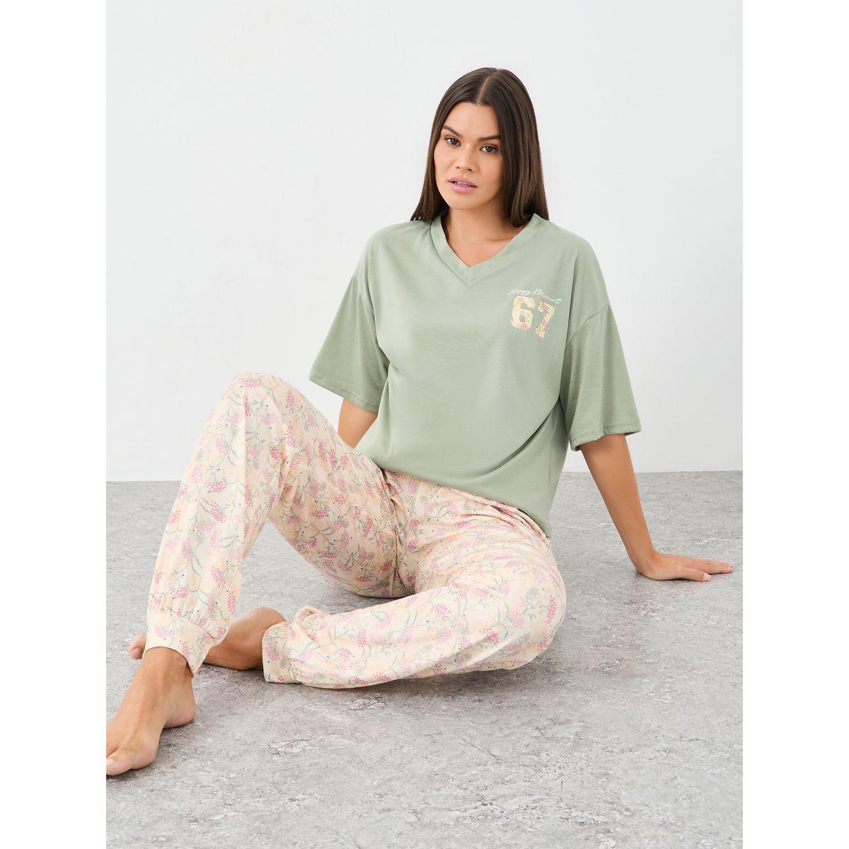 طقم من بنطال بيجاما وتيشيرت بقصة بوكسي-women-clothing-nightwear-pyjamas-longsets-image-1