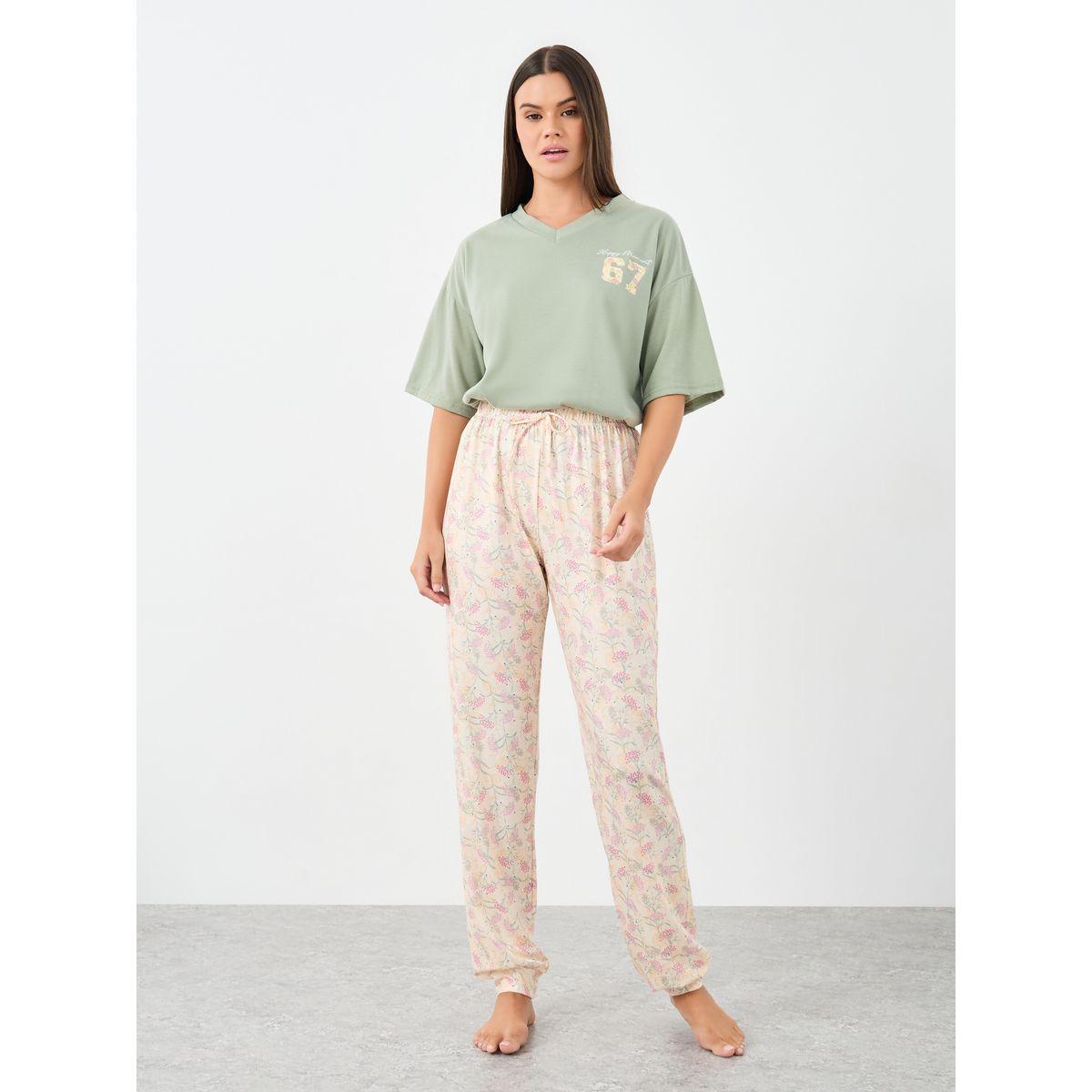 طقم من بنطال بيجاما وتيشيرت بقصة بوكسي-women-clothing-nightwear-pyjamas-longsets-image-3