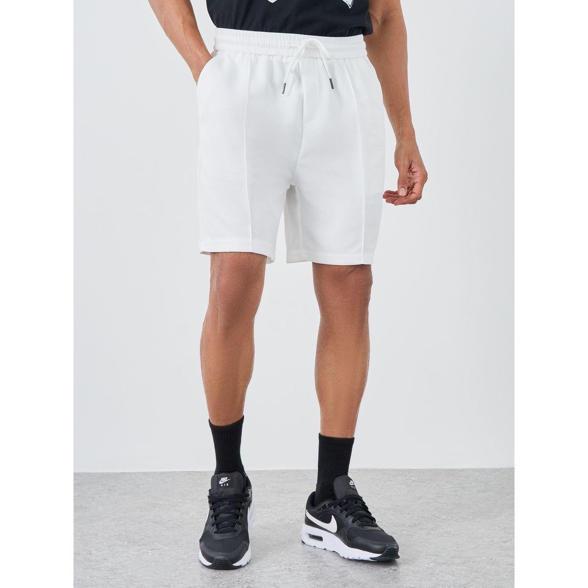 شورت سادة بقصة عادية مع تفاصيل مدروزة-men-clothing-bottoms-shorts-image-1