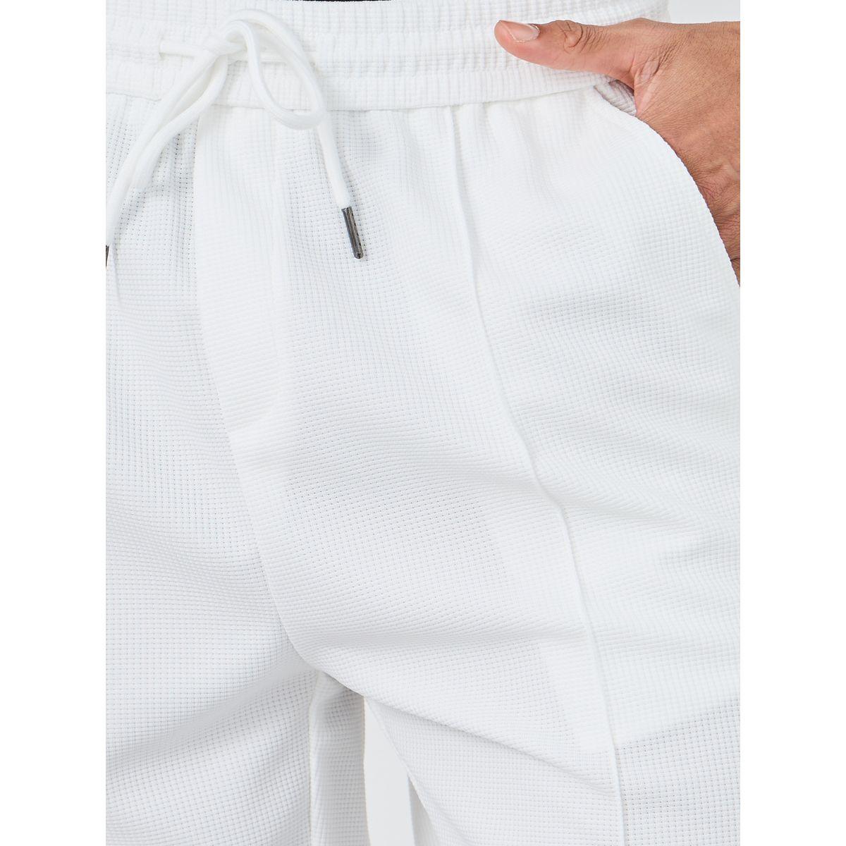 شورت سادة بقصة عادية مع تفاصيل مدروزة-men-clothing-bottoms-shorts-image-3