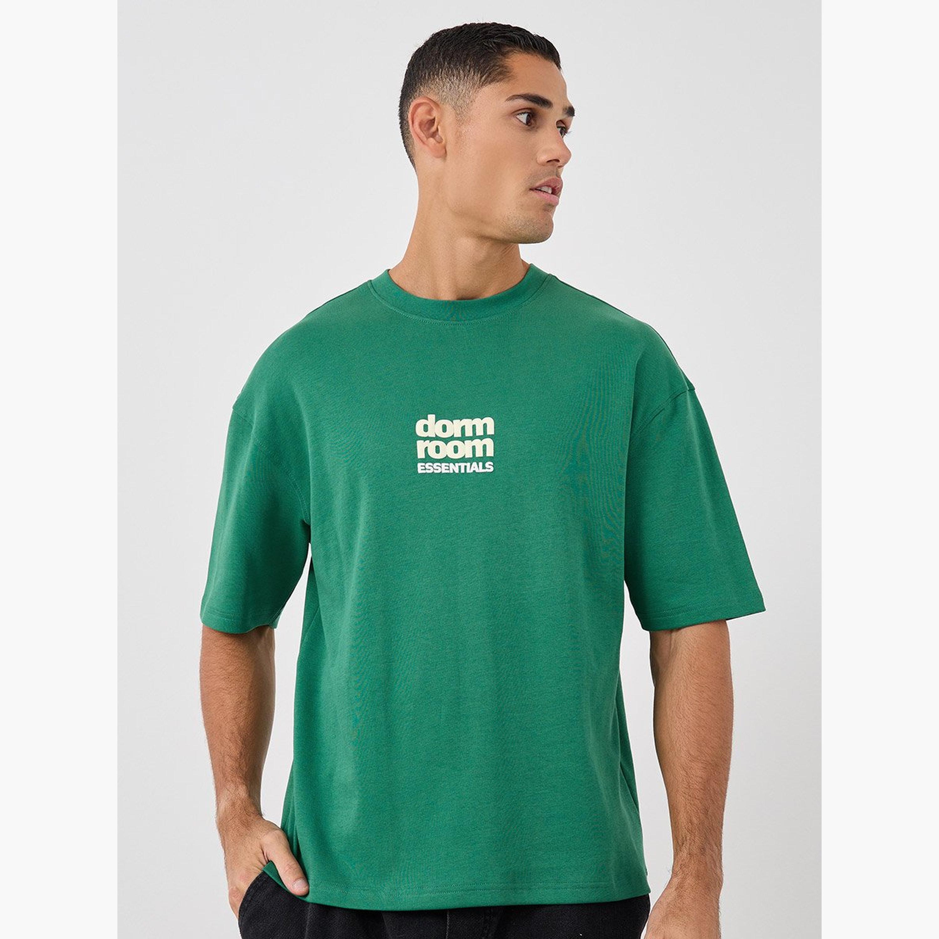 ستايلي - تي شيرت للرجال مقاس كبير بطباعة جرافيكية لون أخضر وأكتاف منسدلة-men-clothing-tshirtsandpolos-tshirts-image-1