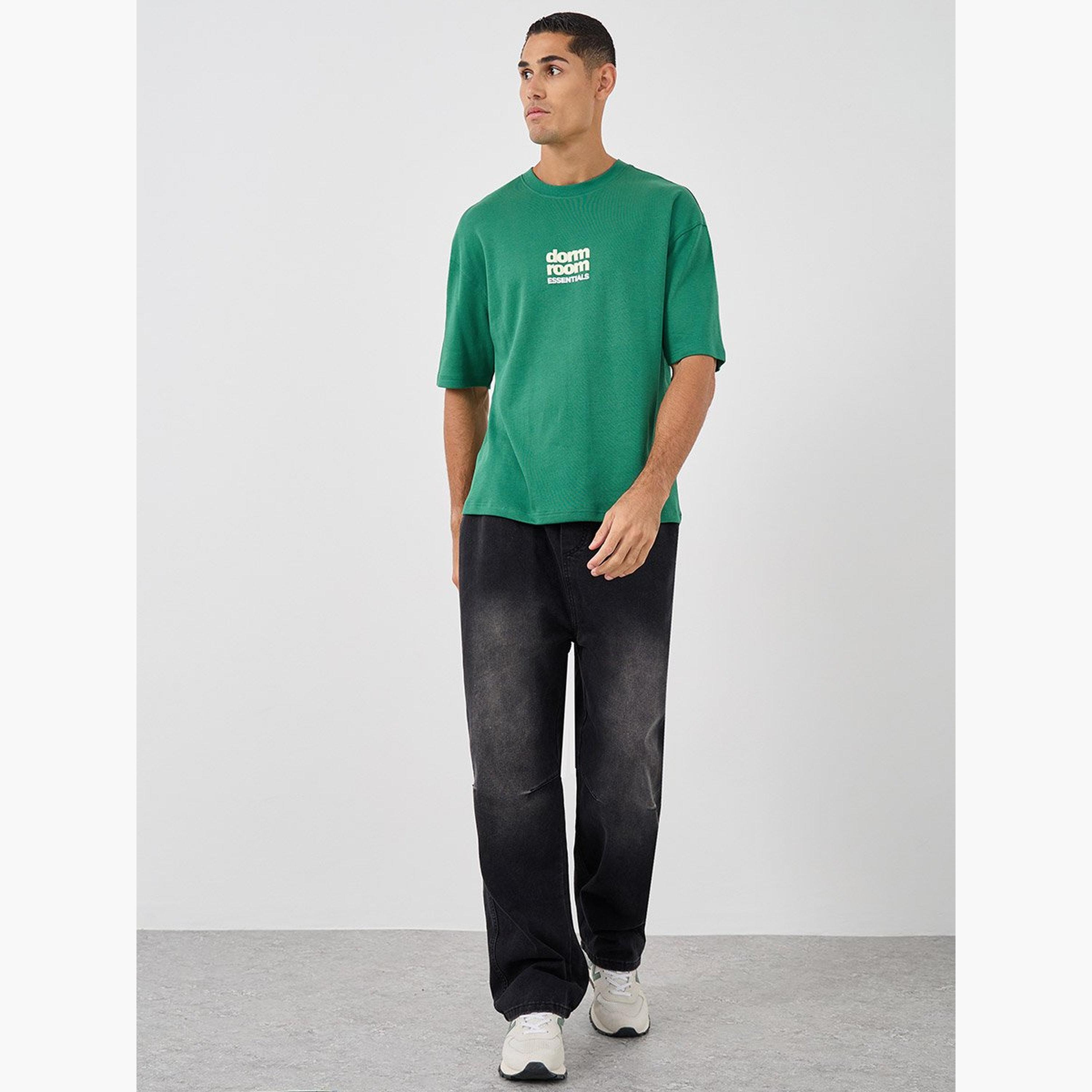 ستايلي - تي شيرت للرجال مقاس كبير بطباعة جرافيكية لون أخضر وأكتاف منسدلة-men-clothing-tshirtsandpolos-tshirts-image-2