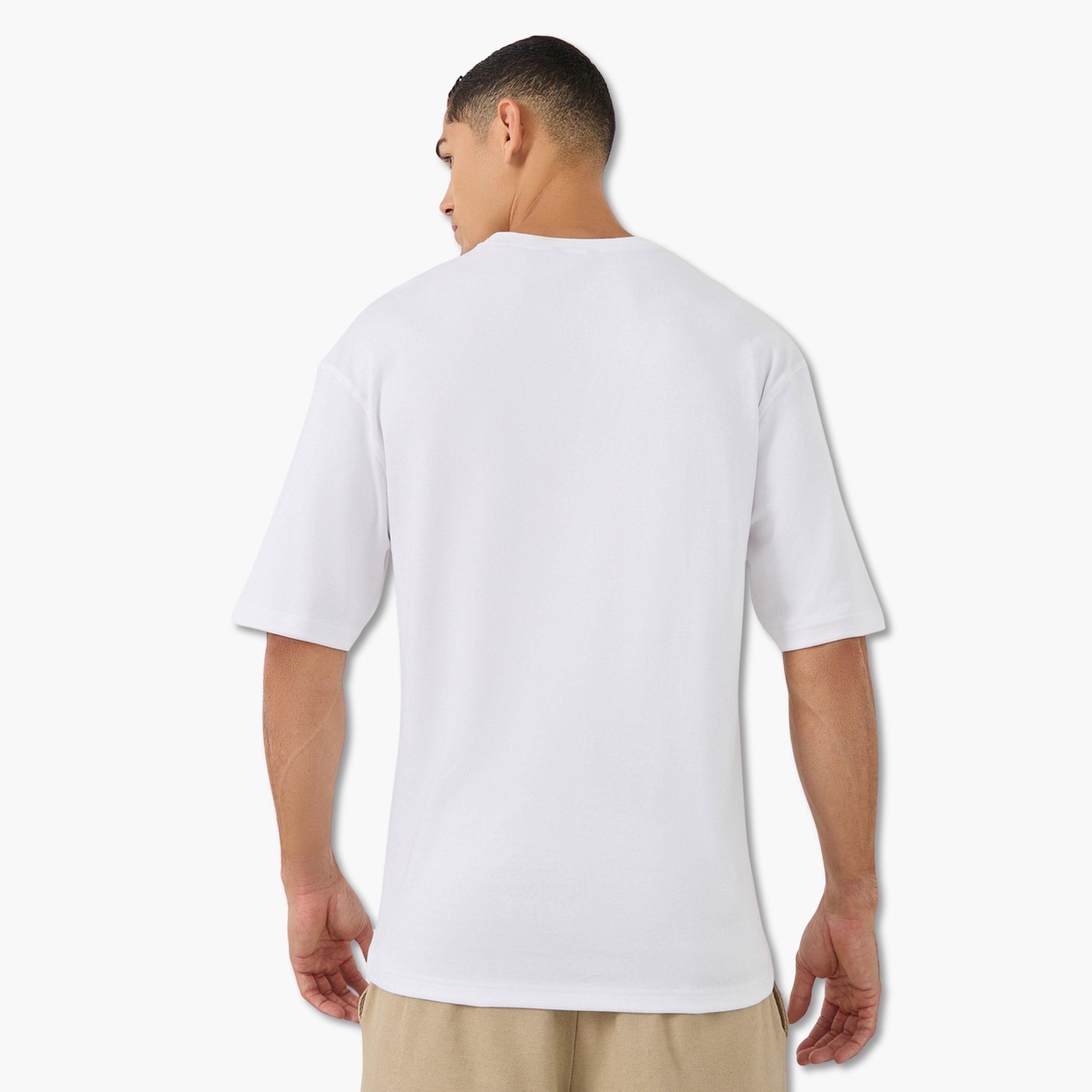 تيشيرت بطبعة جرافيك وقصة واسعة للرجال-men-clothing-tshirtsandpolos-tshirts-image-1