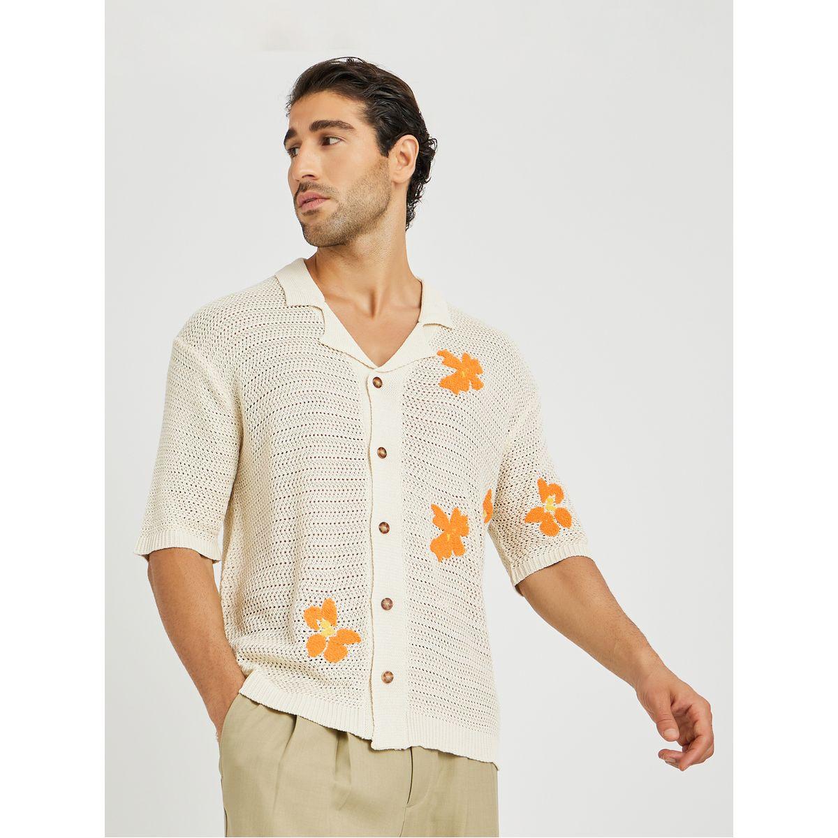 تيشيرت محبوك بقصة مريحة وتفاصيل مُطرّزة-men-clothing-shirts-image-1