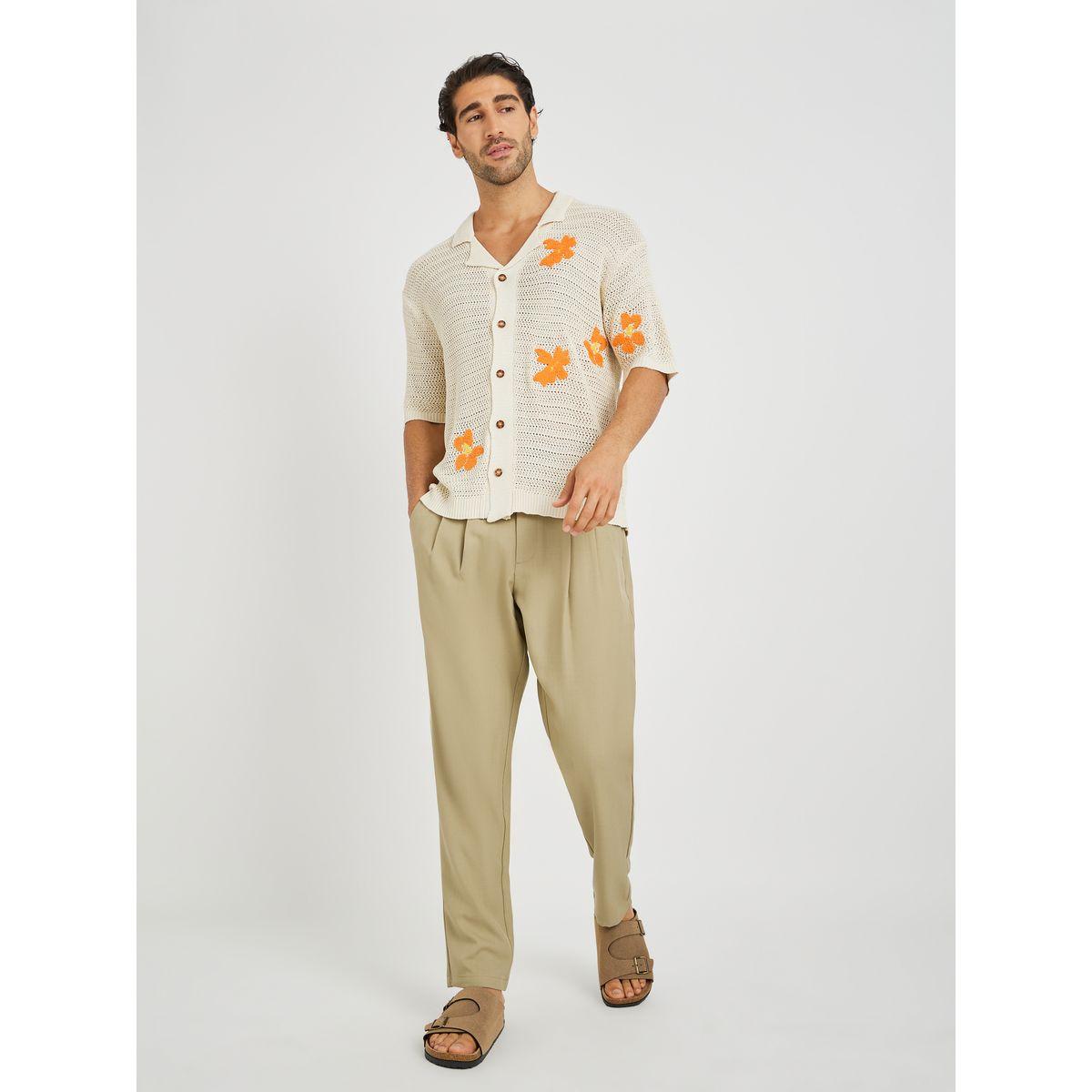 تيشيرت محبوك بقصة مريحة وتفاصيل مُطرّزة-men-clothing-shirts-image-2