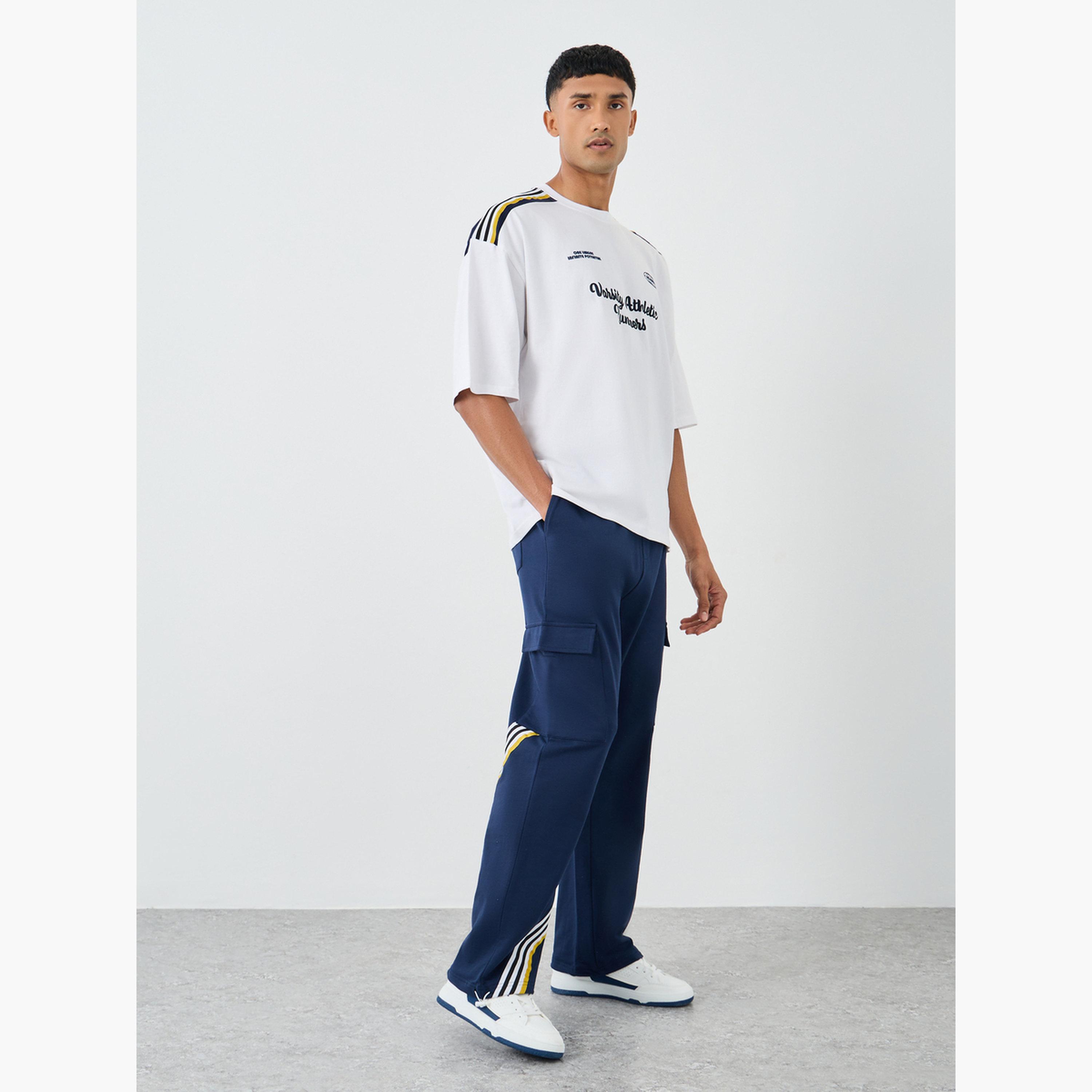 طقم منسق من تيشيرت مطبع بقصة مربعة وجوغر للرجال-men-clothing-coordsets-image-1